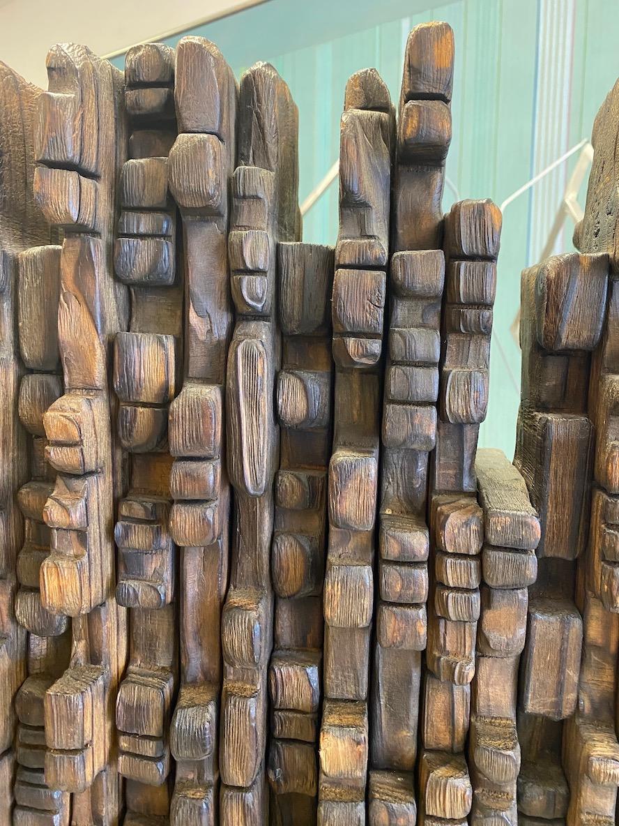 Legno Ronald Mylchreest Scultura totemica in legno intagliato in vendita