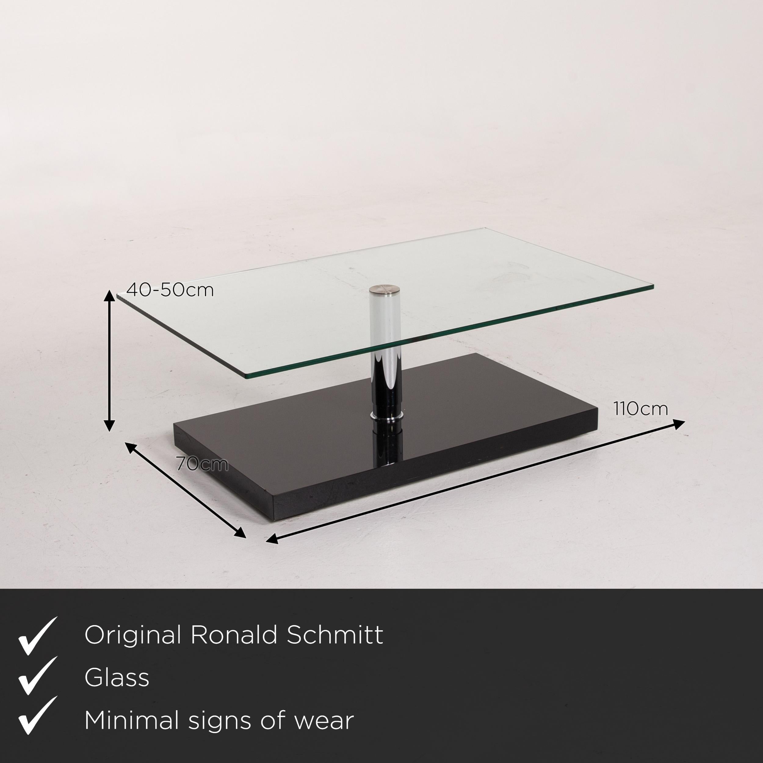 We present to you a Ronald Schmitt glass coffee table function table.

Product measurements in centimeters:

Depth 70
Width 110
Height 50.







  