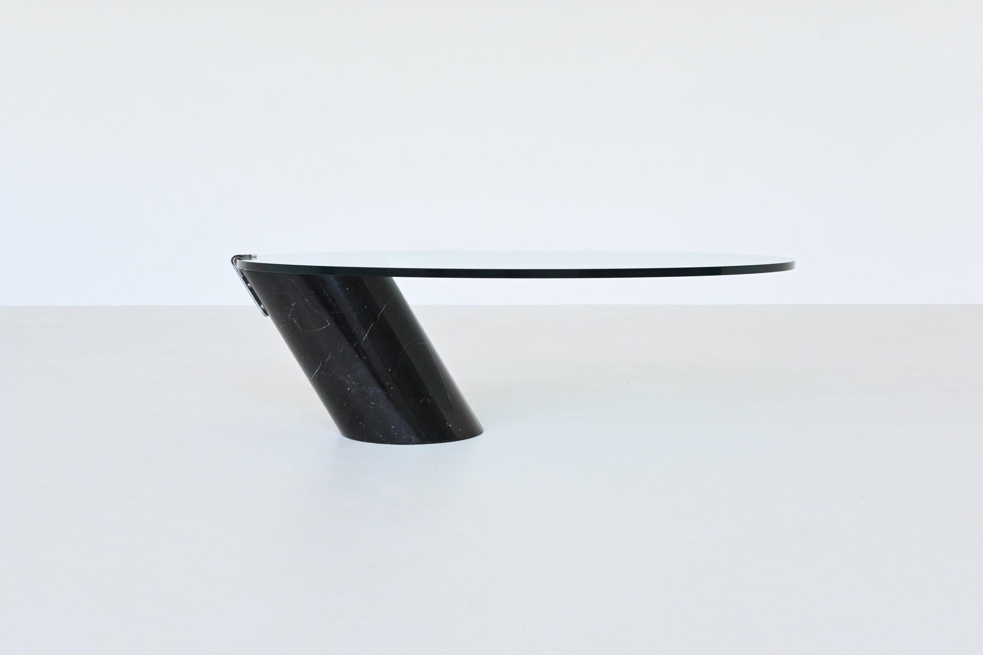 Table basse impressionnante et magnifiquement construite, conçue par Team Form A.G. pour Ronald Schmitt, Suisse 1974. Cette pièce est composée d'une base solide en marbre Marquina noir avec des veines blanches et présente un plateau en verre