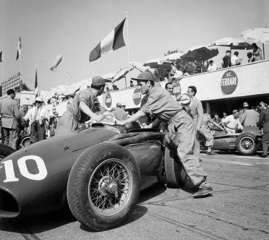 "It's The Pits" von Ronald Startup

13. September 1953: Mechaniker beim Boxenstopp beim Großen Preis von Monza in Italien. Original Publikation: Bildpost - 6740 - Ferraris letztes Rennen - unveröffentlicht.

Ungerahmt
Papierformat: 20" x 24''
