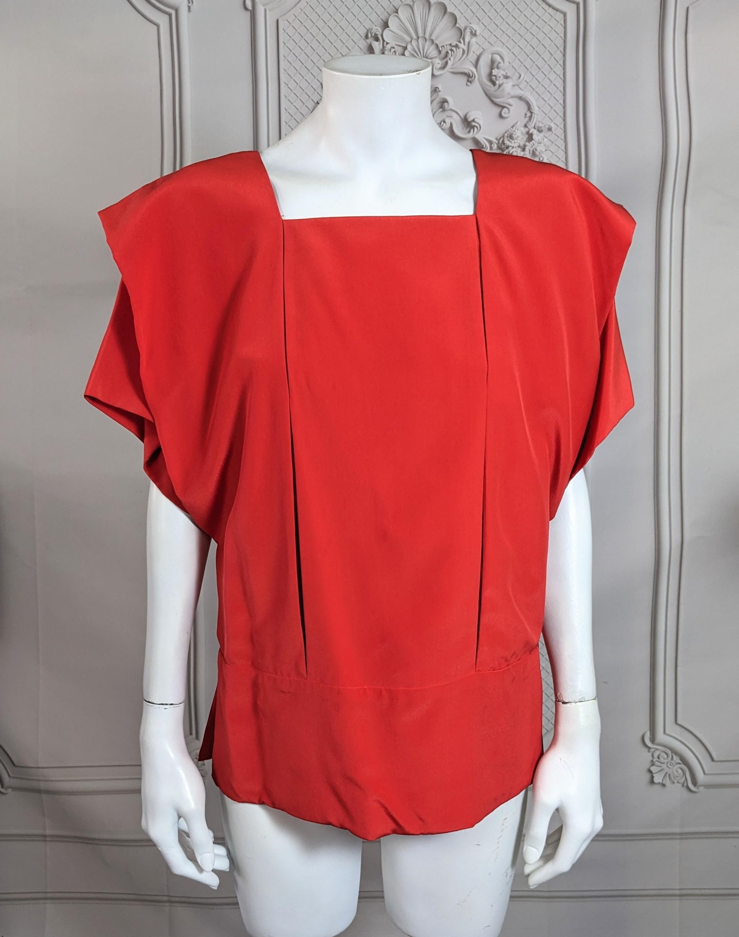 Elegante Ronaldus Shamask para la Boutique Moss, Top plisado de crepé de seda color tomate de los años 80. Su formación arquitectónica está muy presente en su obra. Este top se compone de una serie de cuadrados y rectángulos doblados que
