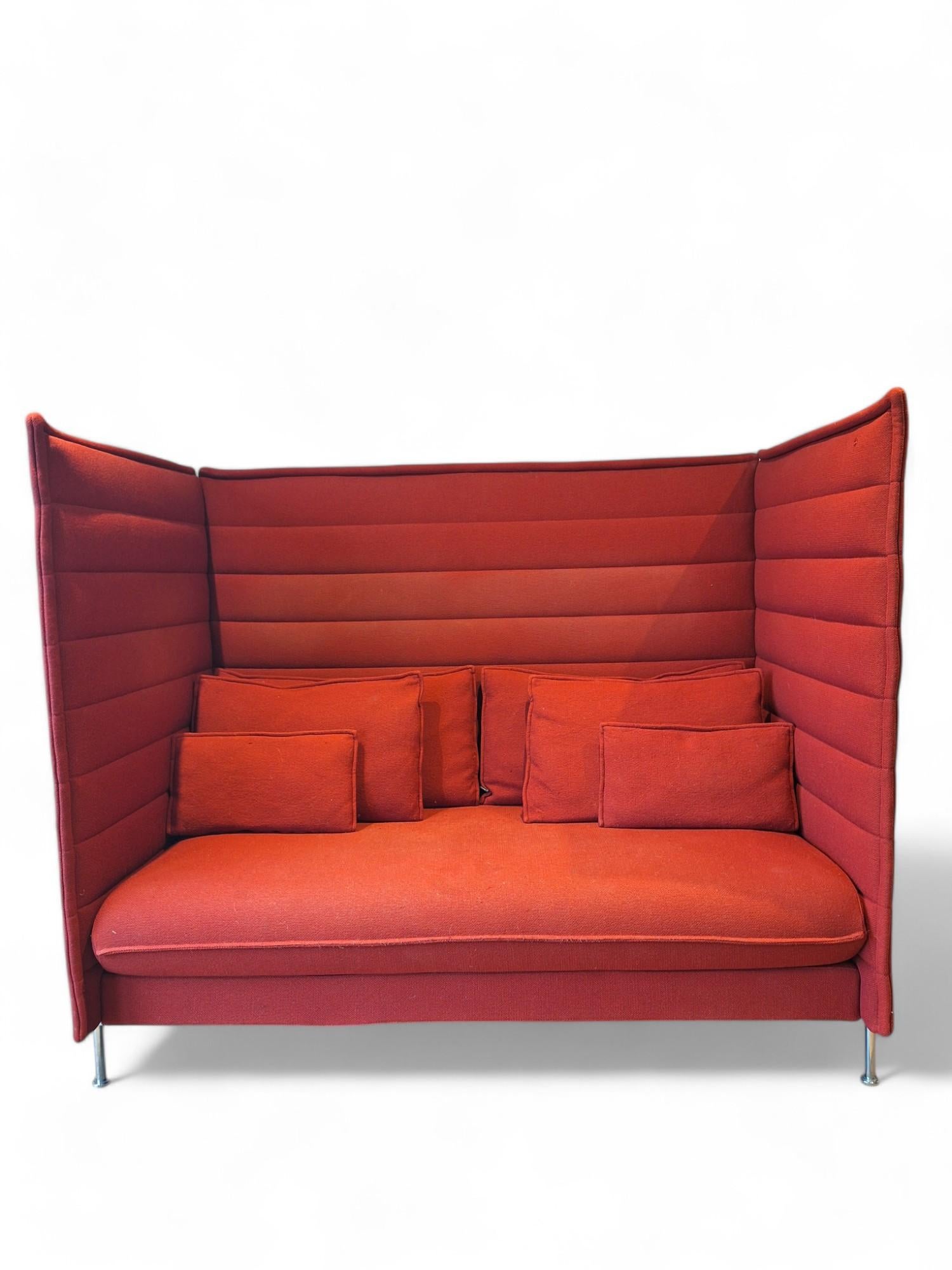 Ronan et Erwan Bouroullec pour Vitra
Alcove Sofa Highback, 2011
étiquette en papier pour Design Ronan & Erwan Bouroullec, Vitra 2011
acier chromé et peint, aluminium poli, fibre de verre et revêtement en tissu rouge