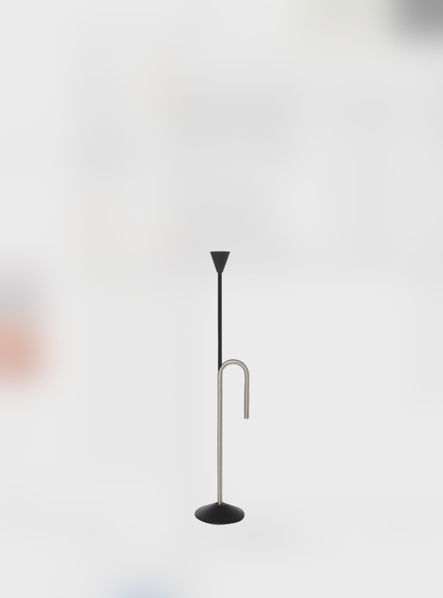 Ronan Bouroullec Portavelas Baton Para Bd Barcelona

La colección Baton fue diseñada por Ronan Bouroullec y es producida por BD. Su sublime sencillez esculpe la forma de un bastón. La Batuta encuentra su lugar en una habitación como biombo,