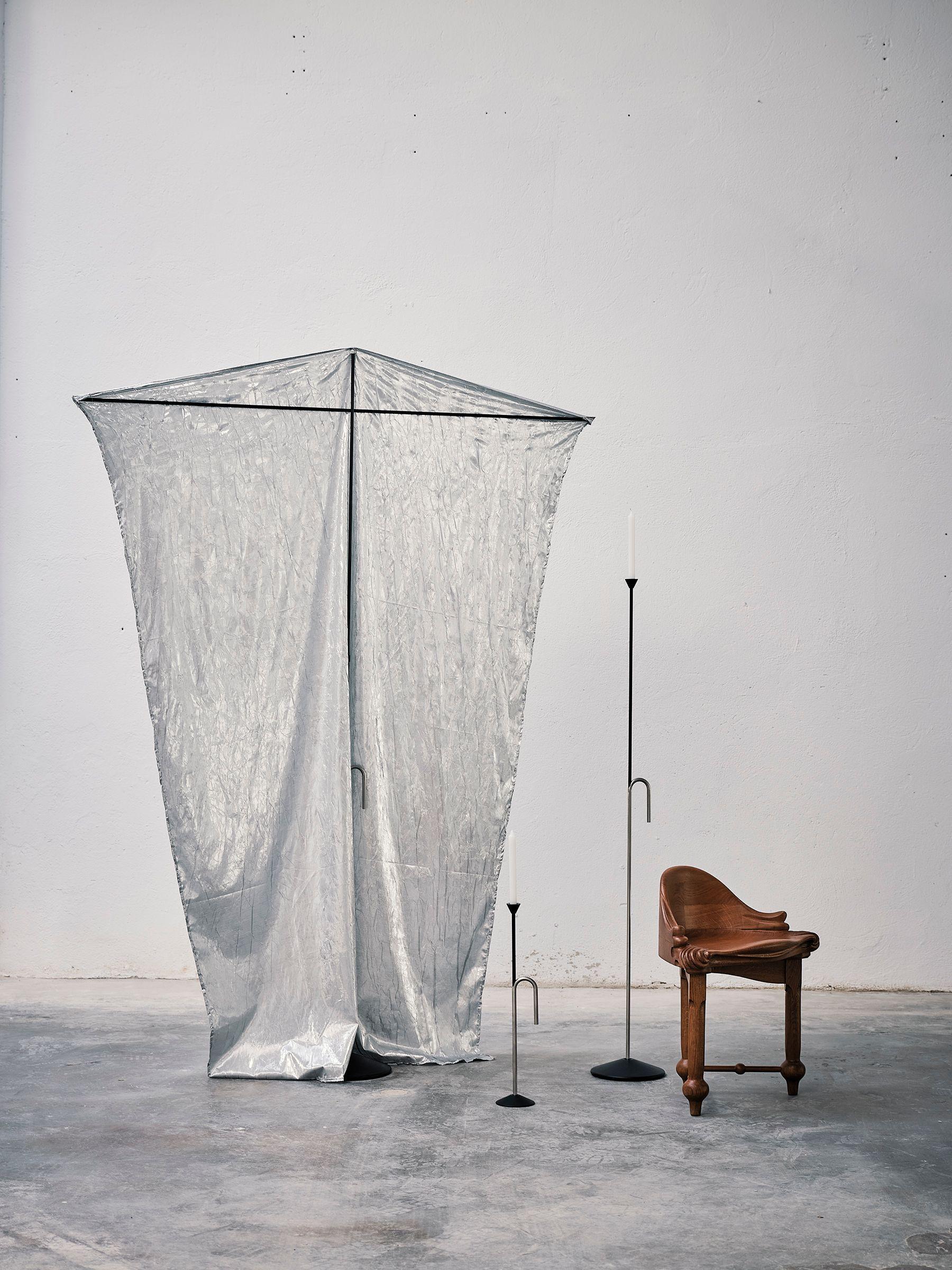 Ronan Bouroullec Paravant cromato per Bd Barcelona 

La collezione Baton è stata disegnata da Ronan Bouroullec ed è prodotta da BD. La sua sublime semplicità scolpisce la forma di un bastone. Il Baton trova il suo posto in una stanza come divisorio,