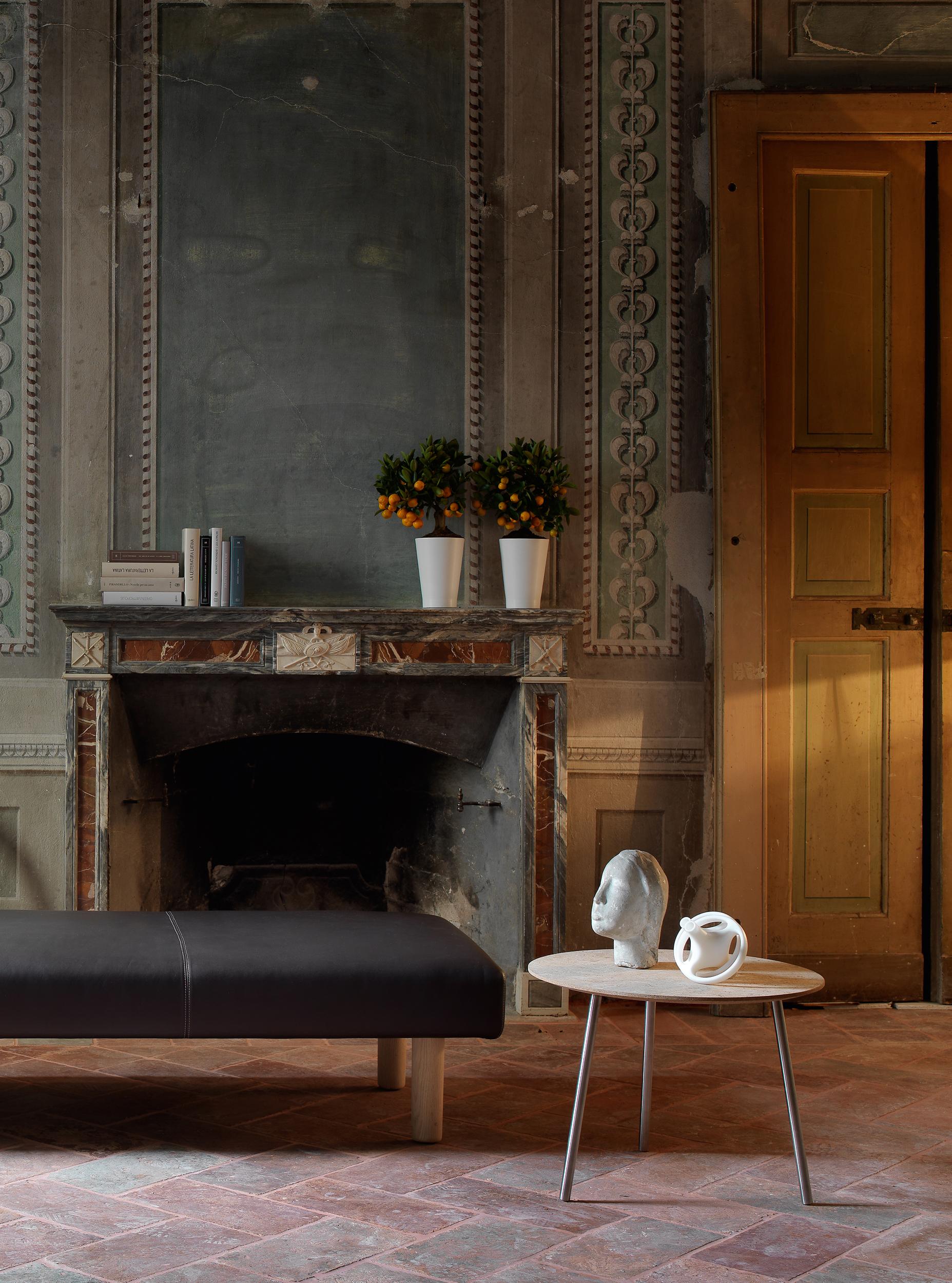 Evocateur d'atmosphères futuristes, juxtaposition parfaite à un mobilier classique, le vase Monofiore de Ronan Bouroullec est réalisé en polycarbonate blanc.

Matériau : Polycarbonate
Finition disponible : Blanc mat.
