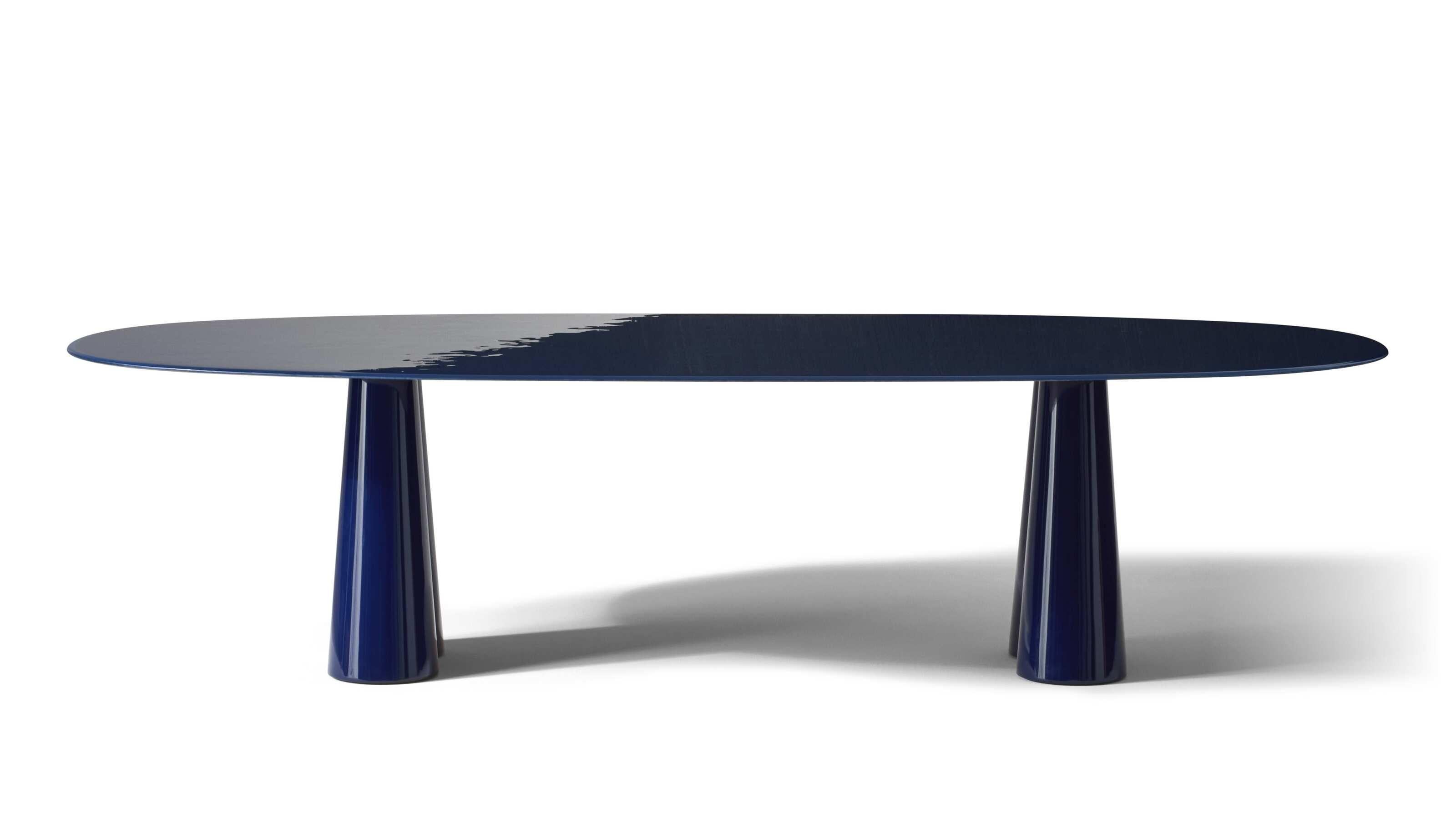 Ronan Bourroullec Treflo Blauer skulpturaler Esstisch von Cassina

Leichte, geschwungene Linien zelebrieren die Geselligkeit in einem Designtisch, der seine Inspiration für das Gleichgewicht aus der Natur bezieht. Ronan Bouroullec entwirft mit