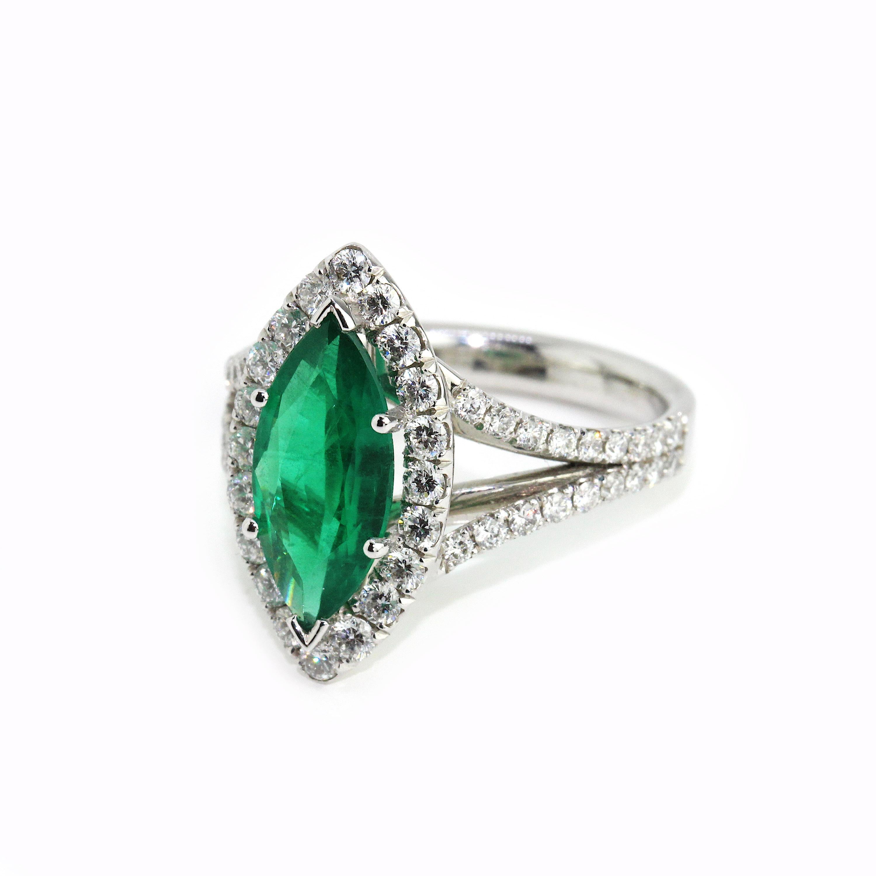 18 Karat Marquise Emerald Diamond Ring For Sale 2