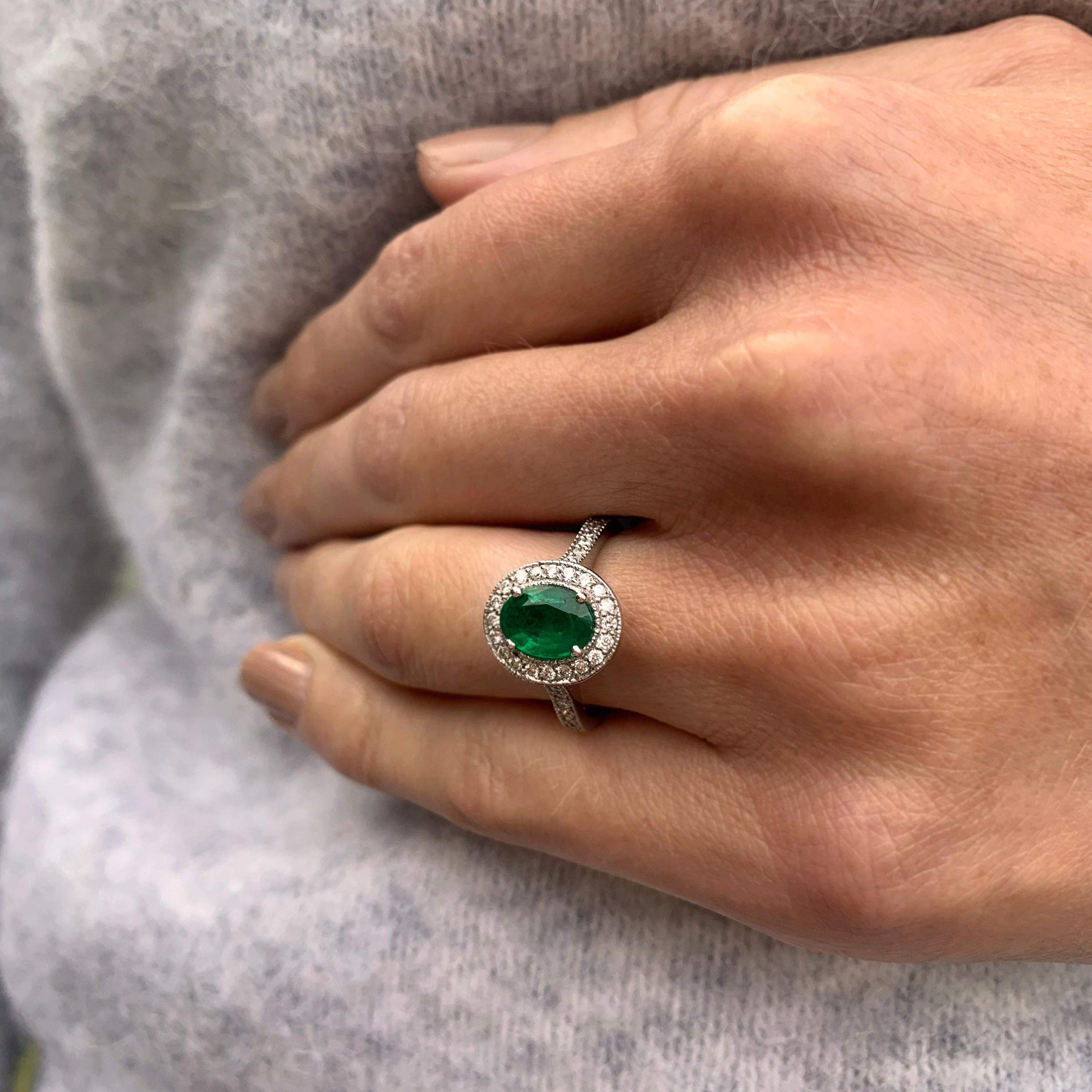 18 Karat White Gold Emerald and Diamond Ring In New Condition For Sale In Dublin 2, Dublin 2