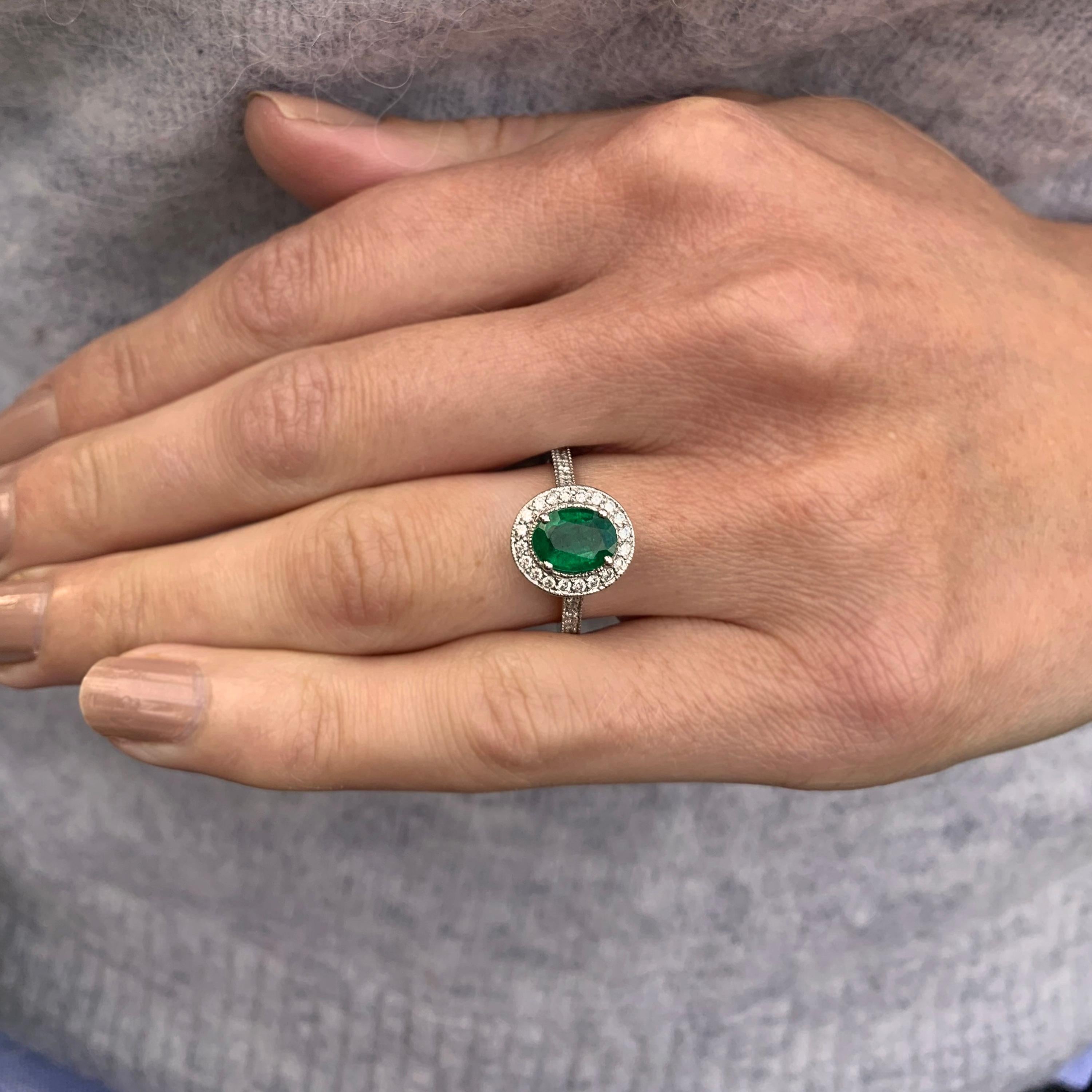 18 Karat White Gold Emerald and Diamond Ring For Sale 1