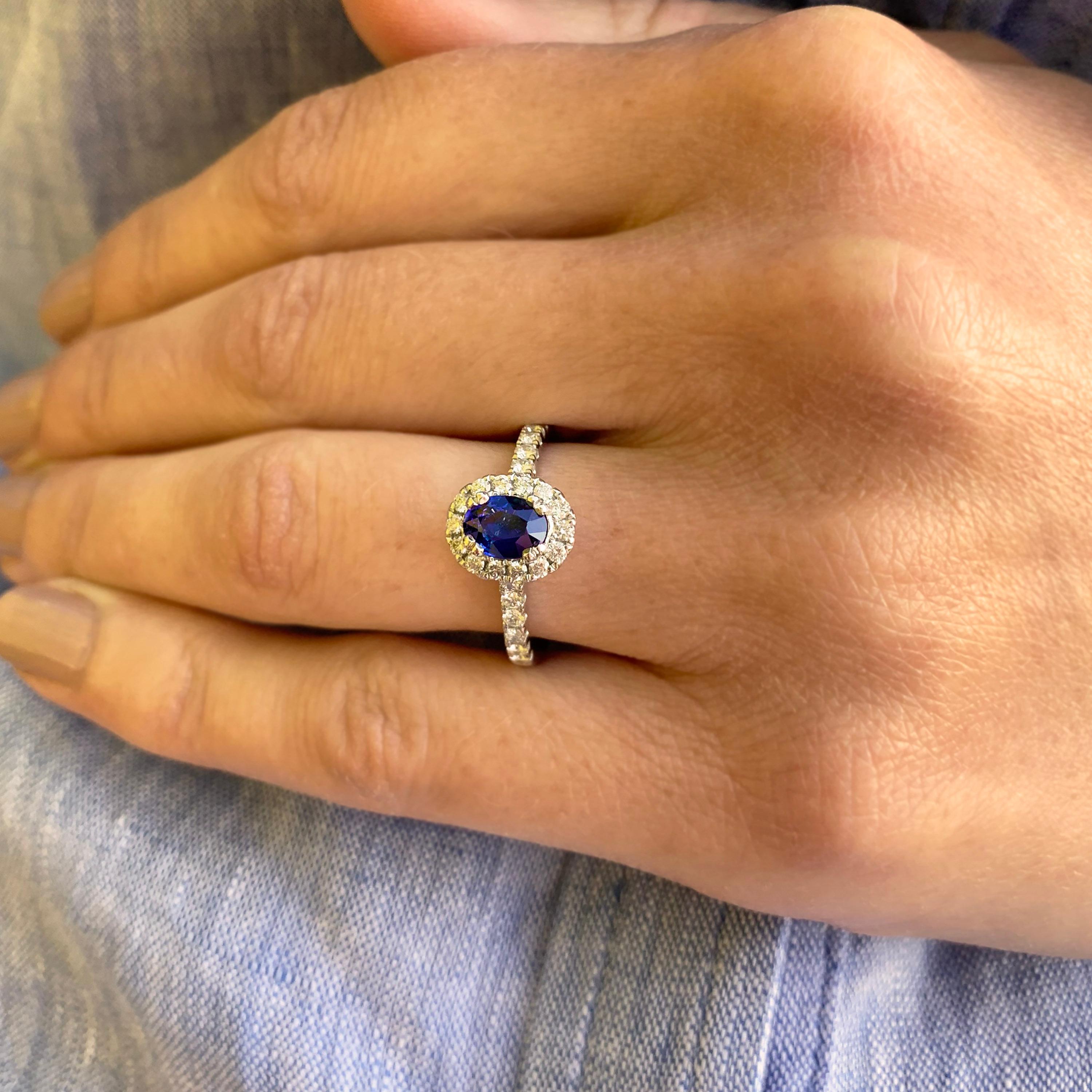 18 Karat White Gold Sapphire Halo Engagement Ring In New Condition For Sale In Dublin 2, Dublin 2