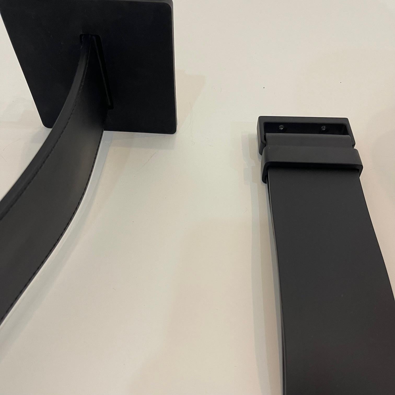 Ronan and Erwan Bouroullec Plafoniera con cintura in pelle nera per Flos, Italia, 2021 in vendita 2