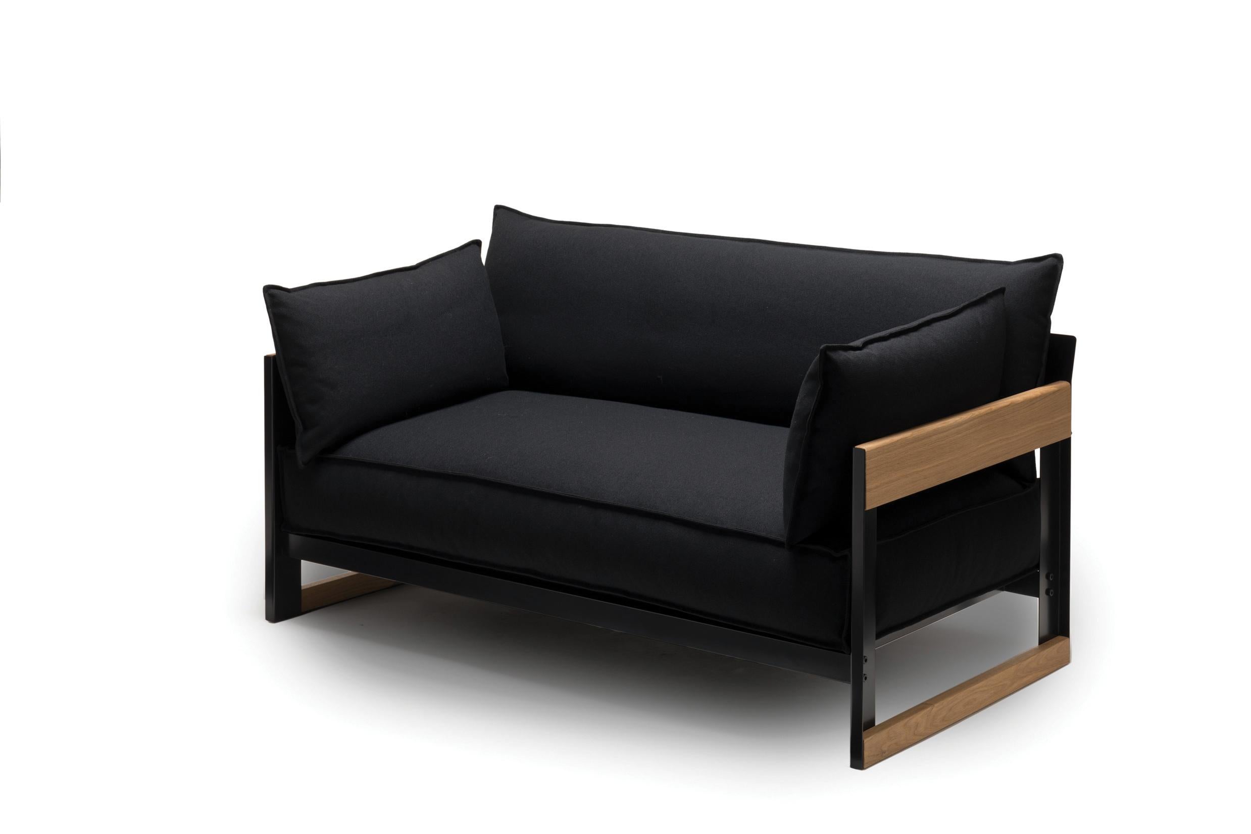 En associant des matériaux contrastés et une forme simple, Ronan et Erwan Bouroullec ont créé un canapé deux et trois places qui est aussi un refuge accueillant. Les larges panneaux du cadre en métal peint par poudrage présentent un profil de bord