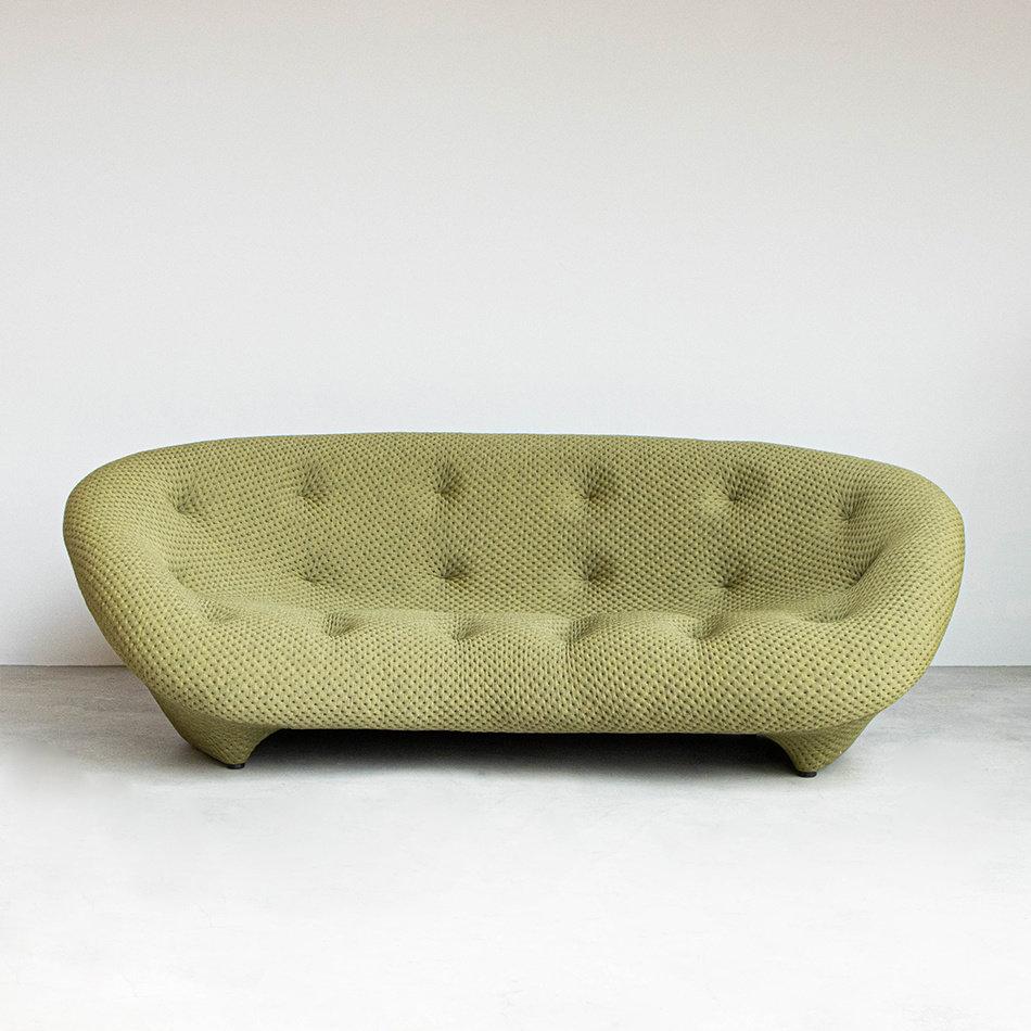 Sculptural and comfortable Ronan & Erwan Bouroullec large high back Ploum settee / sofa for Ligne Roset, France. The shape and material offers an high level of comfort and giving the body the chance to adopt a numbor of possible postures.