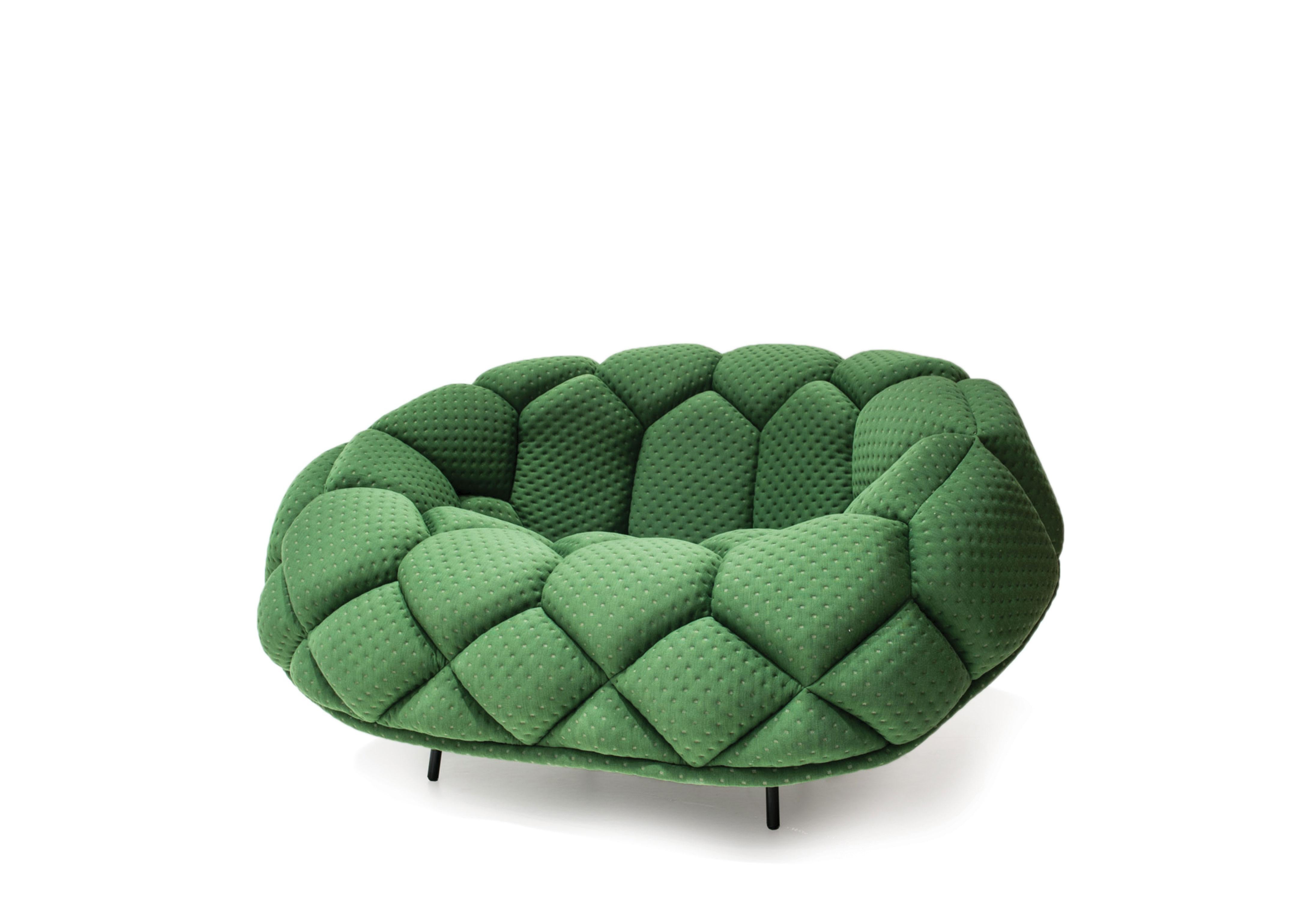Konstantin Grcic hat eine kompakte, geometrische Liege mit reiner Form und großer Persönlichkeit geschaffen, die eine moderne, minimalistische Aktualisierung der traditionellen Liege darstellt. Das kompakte Design füllt die Lücke zwischen einem Sofa