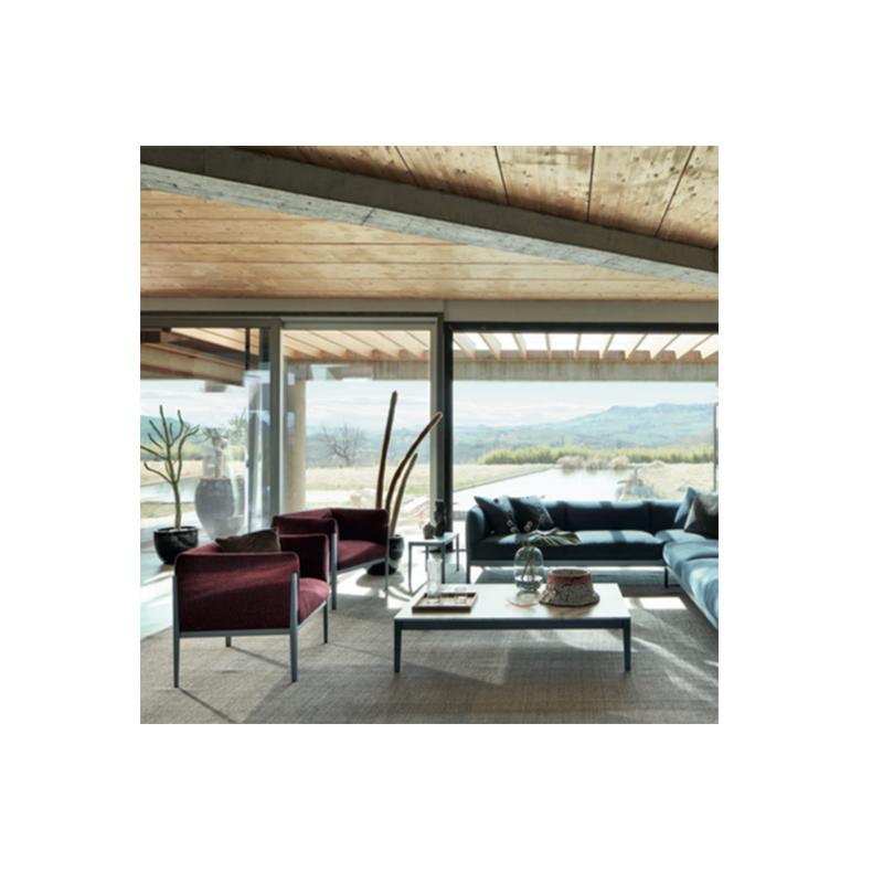Fauteuil conçu par Ronan & Erwan Bourroullec en 2019. Fabriqué par Cassina en Italie.

Cette chaise de salle à manger à accoudoir bas, aussi confortable qu'un fauteuil proprement dit, invite élégamment à s'asseoir et à se détendre ; une toute