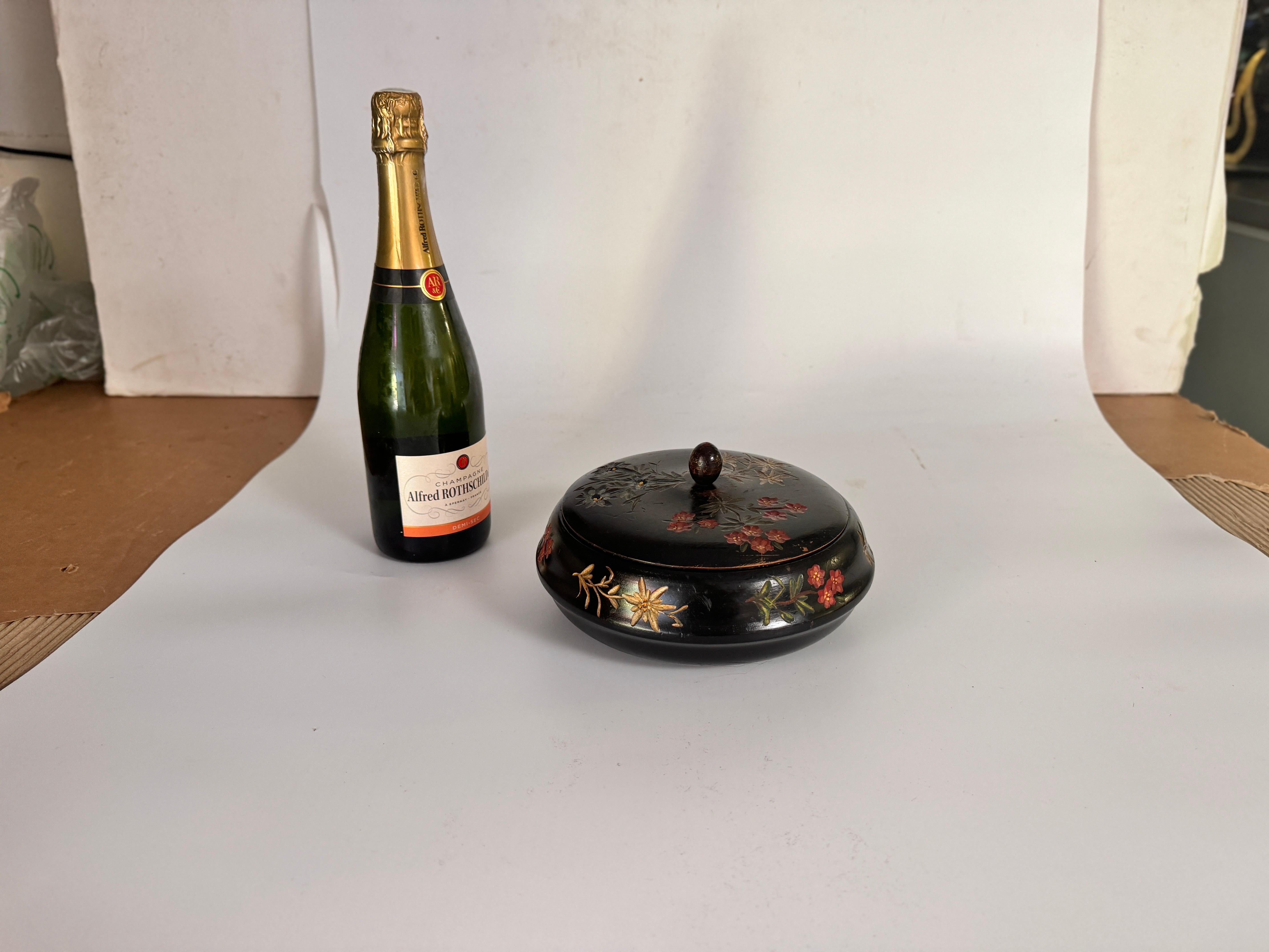 Caja De Madera Negra Pintada Con Flores Decoraciones Francia XIX Moderno de mediados de siglo en venta