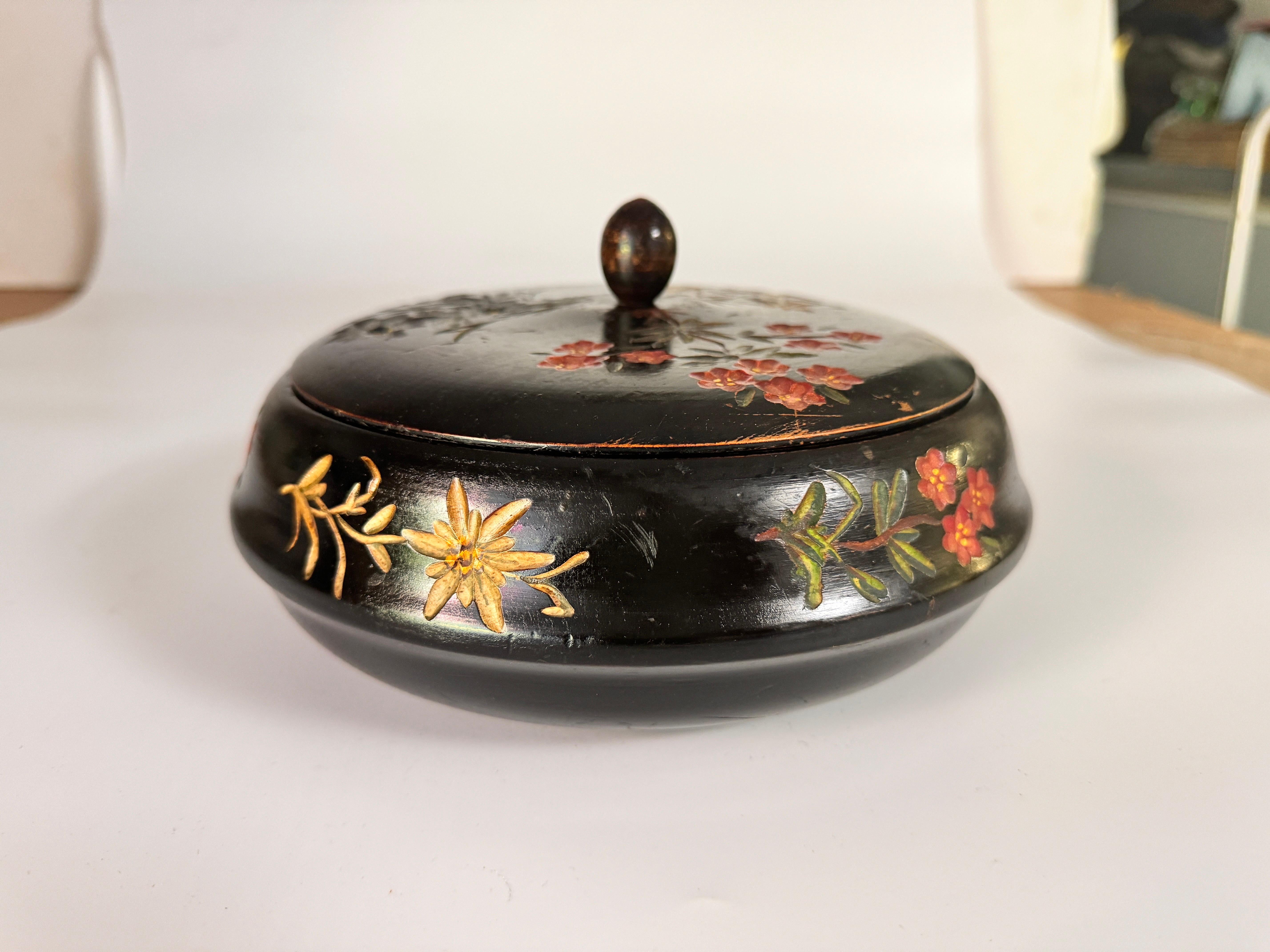 Caja De Madera Negra Pintada Con Flores Decoraciones Francia XIX Pintado a mano en venta