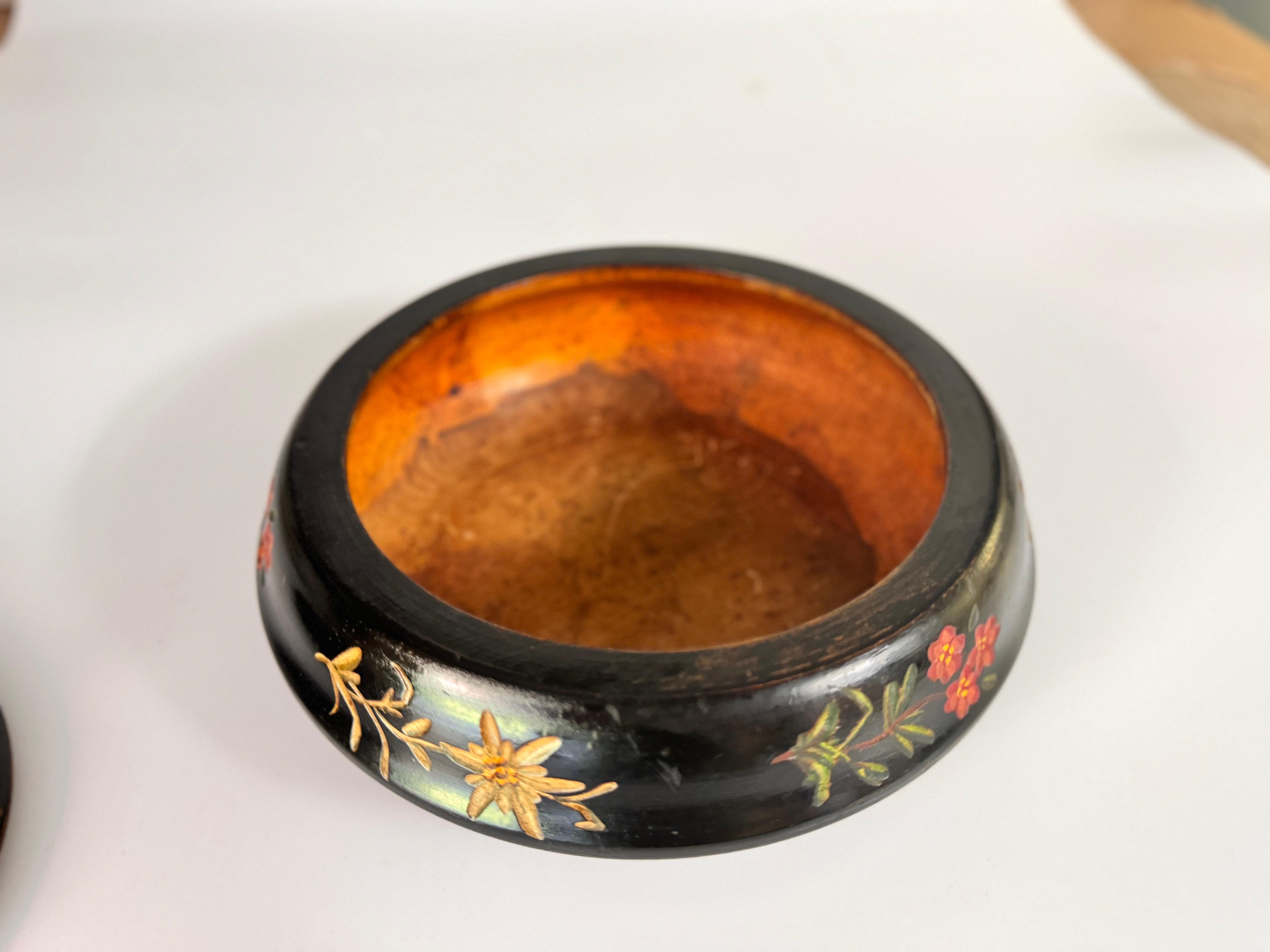 Caja De Madera Negra Pintada Con Flores Decoraciones Francia XIX en Bueno estado para la venta en Auribeau sur Siagne, FR