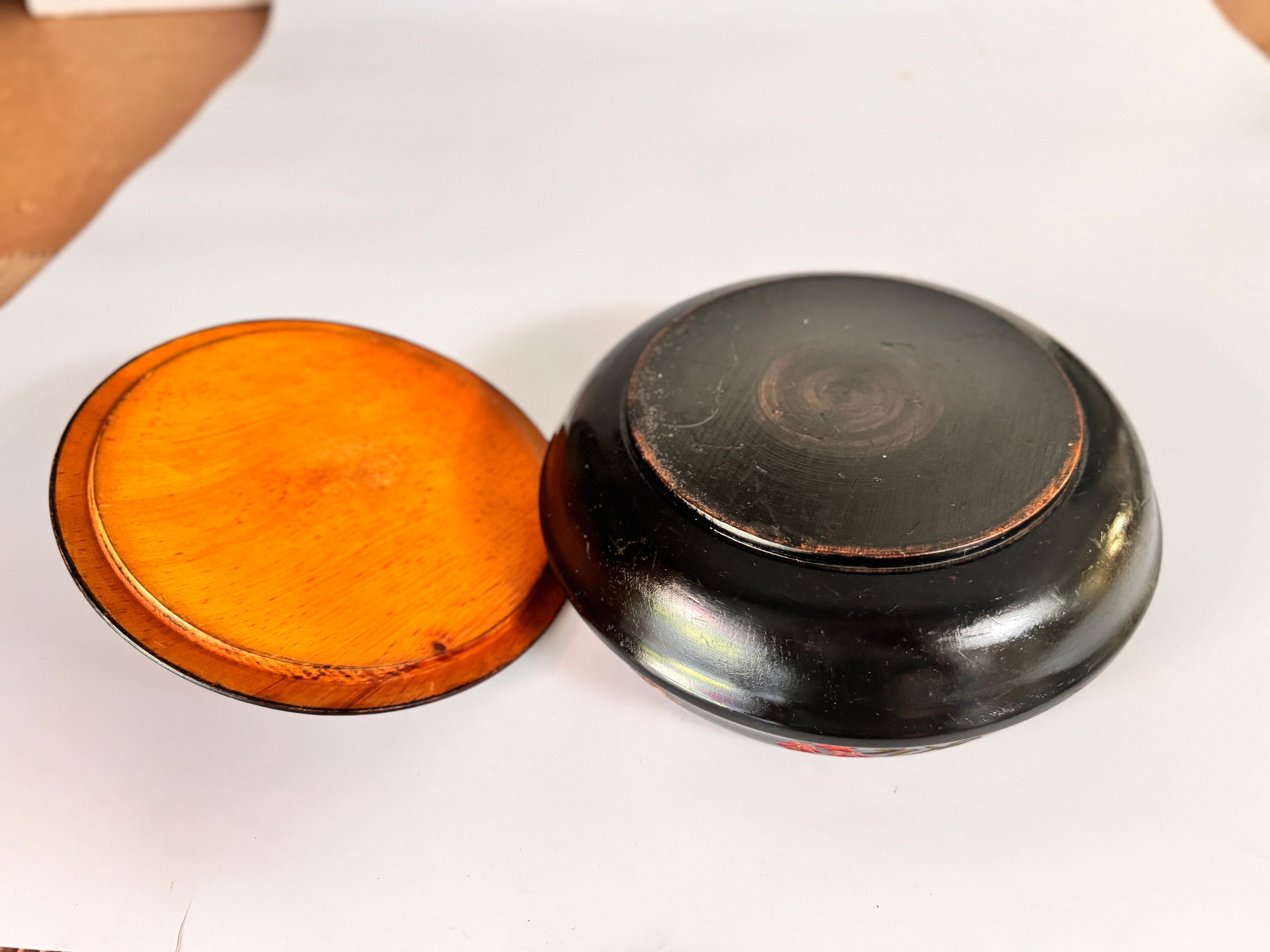 Caja De Madera Negra Pintada Con Flores Decoraciones Francia XIX siglo XIX en venta
