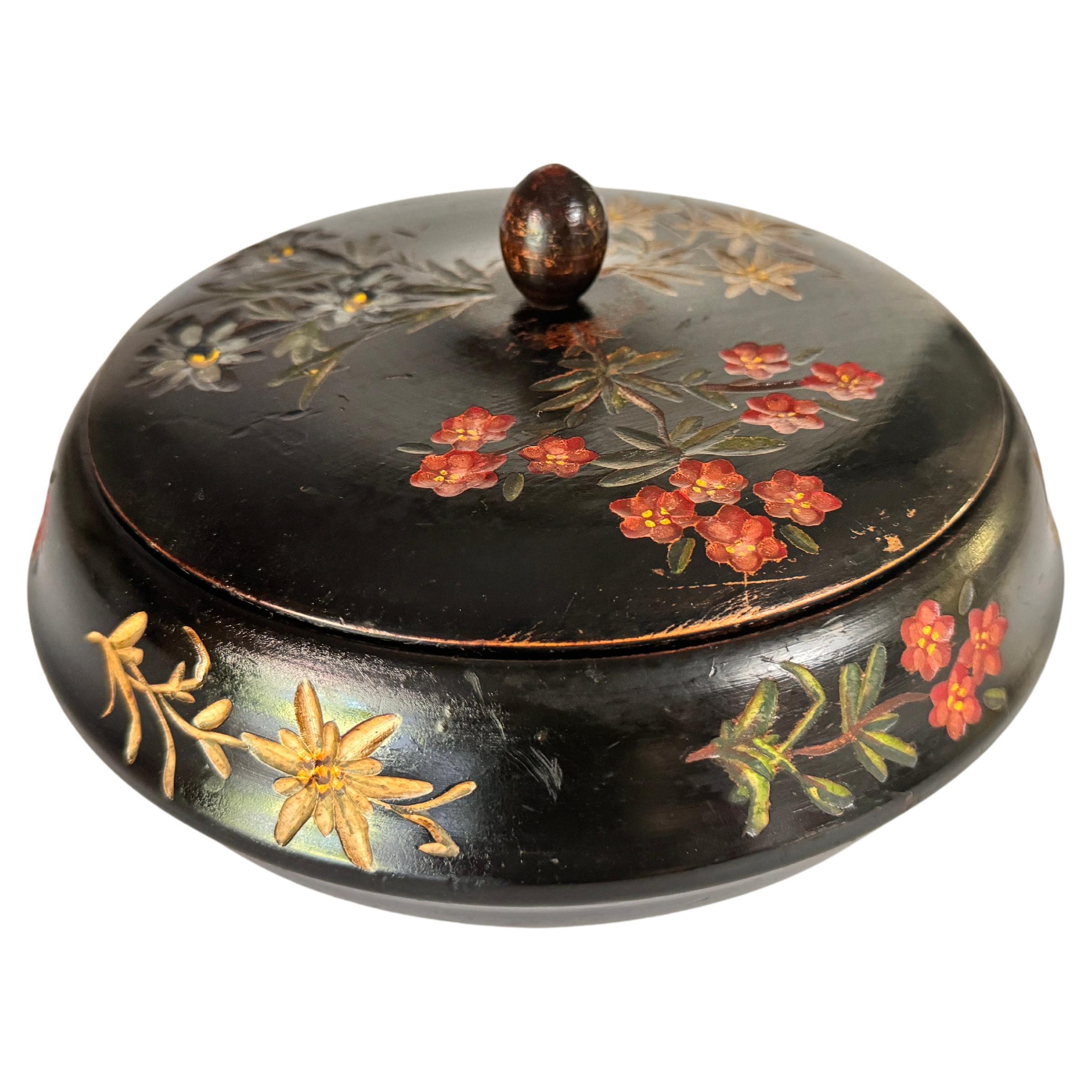 Caja De Madera Negra Pintada Con Flores Decoraciones Francia XIX en venta