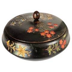 Scatola di Wood Wood dipinta con decorazioni floreali Francia 19° secolo