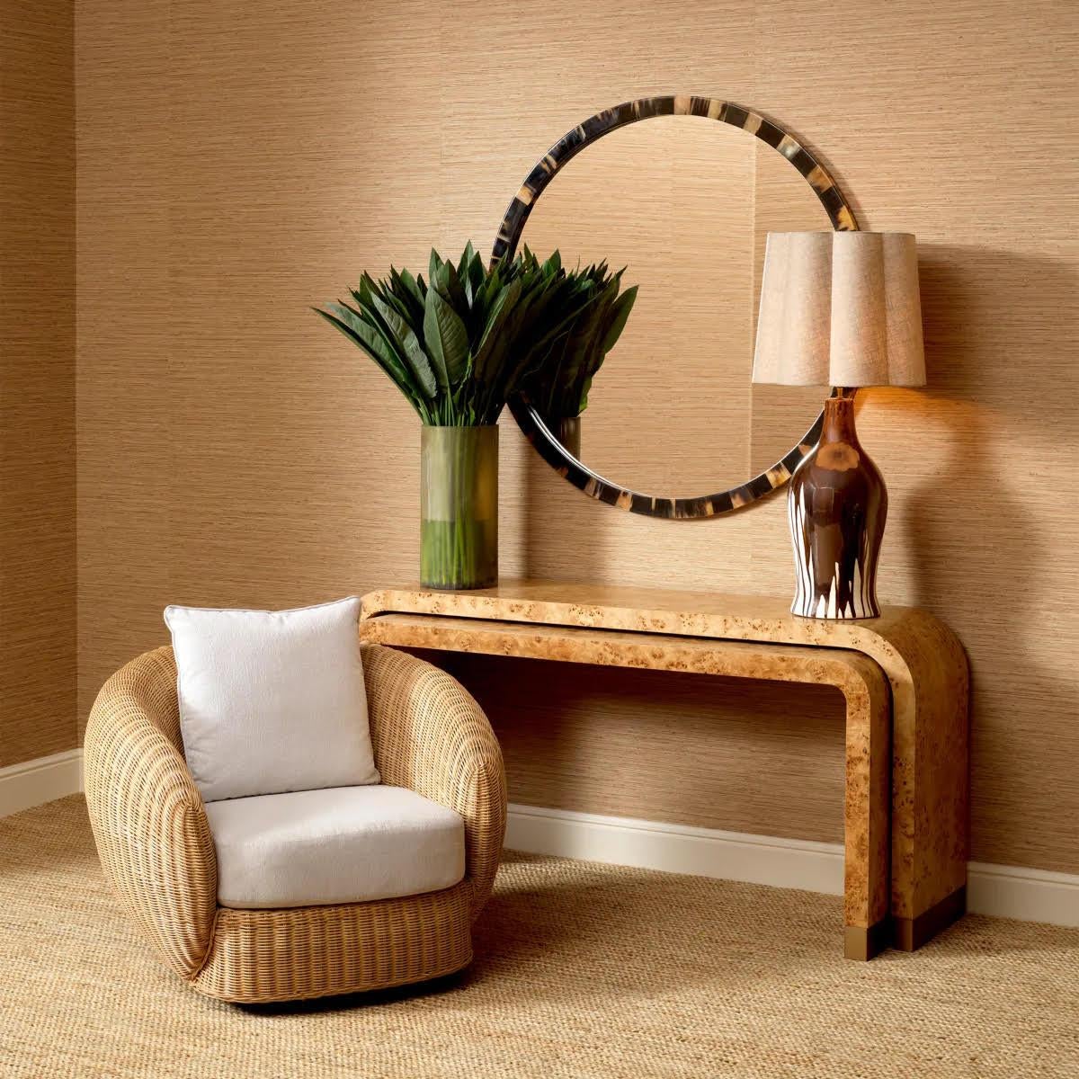 Immergiti in un lusso senza pari con questo specchio.
Questo specchio XL fonde armoniosamente un design audace con la bellezza organica, offrendo un tocco distintivo di calore e consistenza. I suoi materiali unici e la sua struttura elegante lo