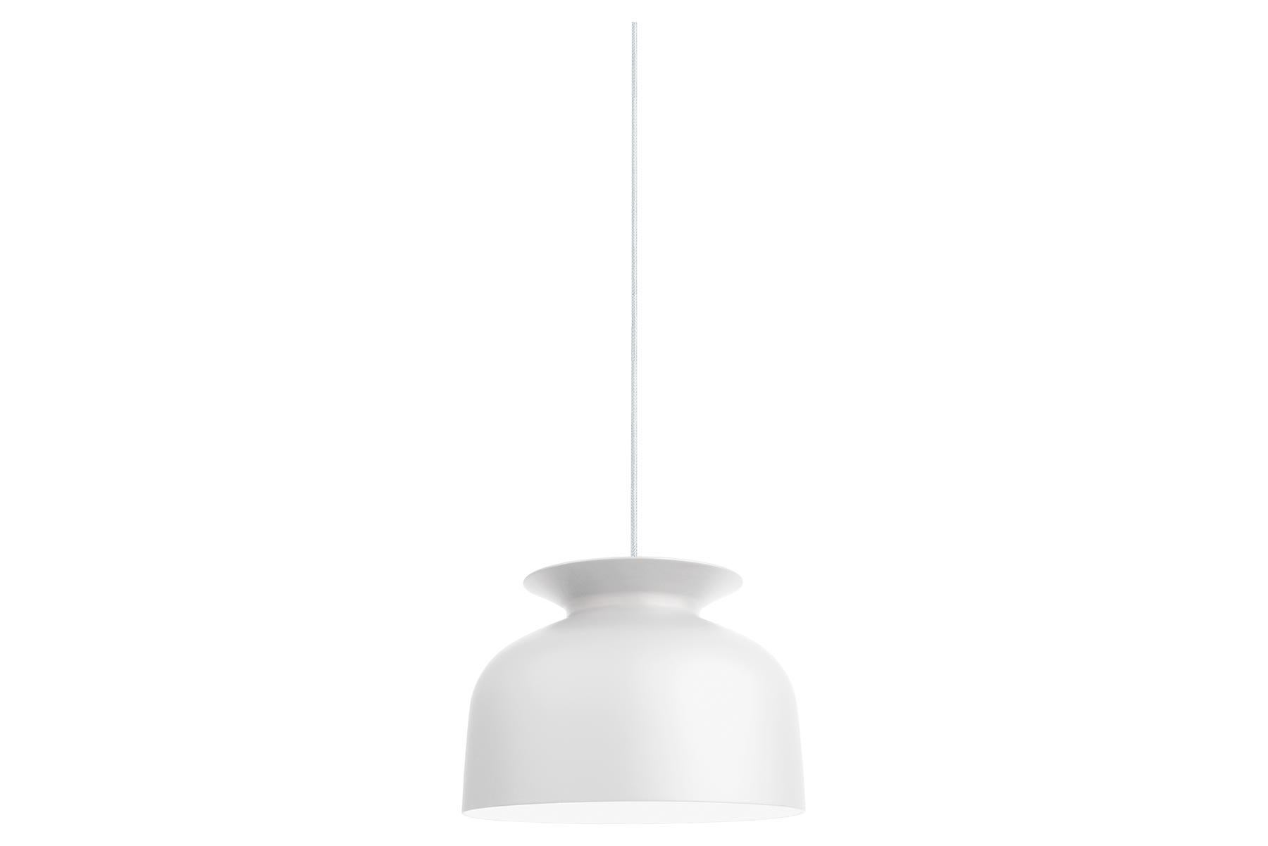 Con il suo look industriale e allo stesso tempo amichevole, il ciondolo Ronde è adatto sia all'arredamento della casa che agli ambienti professionali. Appendi alcune Ronde in cucina, posiziona la Ronde più piccola su ogni lato del letto o utilizza