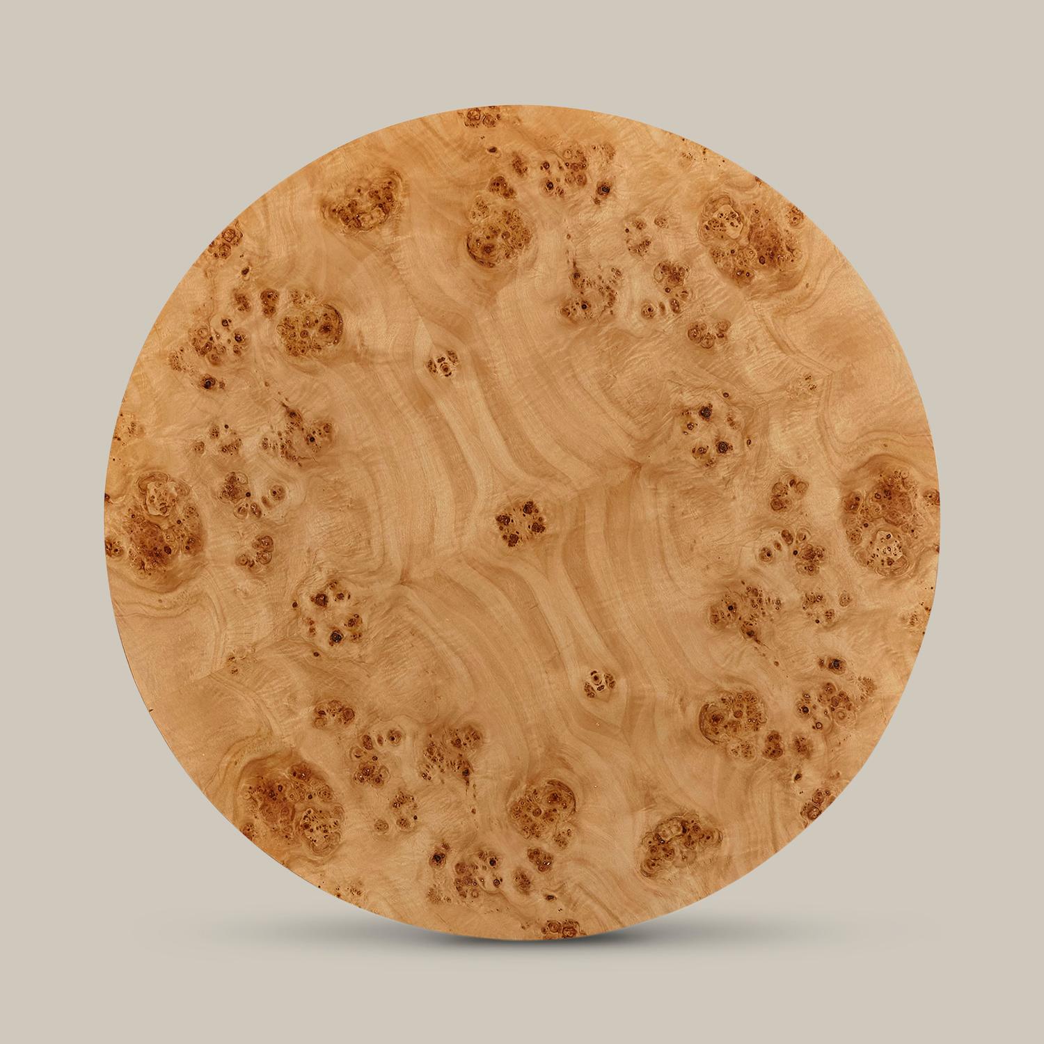 Der Cocktailtisch Rondel Bunching gehört zu unseren Bestsellern und verleiht einem klassischen Naturmaterial eine moderne Note. Zwei zylindrische Formen bilden einen kunstvollen Cocktailtisch, der das natürliche Mappa-Maserholz zu einer funktionalen