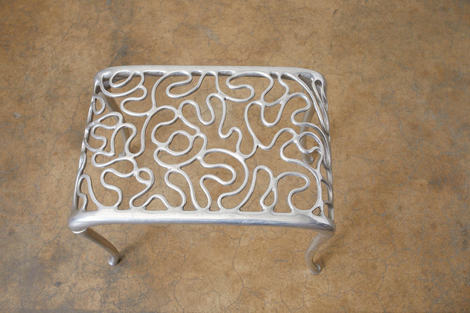 Rondel Design Fußhocker aus Aluminiumguss in Nussbaumholz (Moderne) im Angebot
