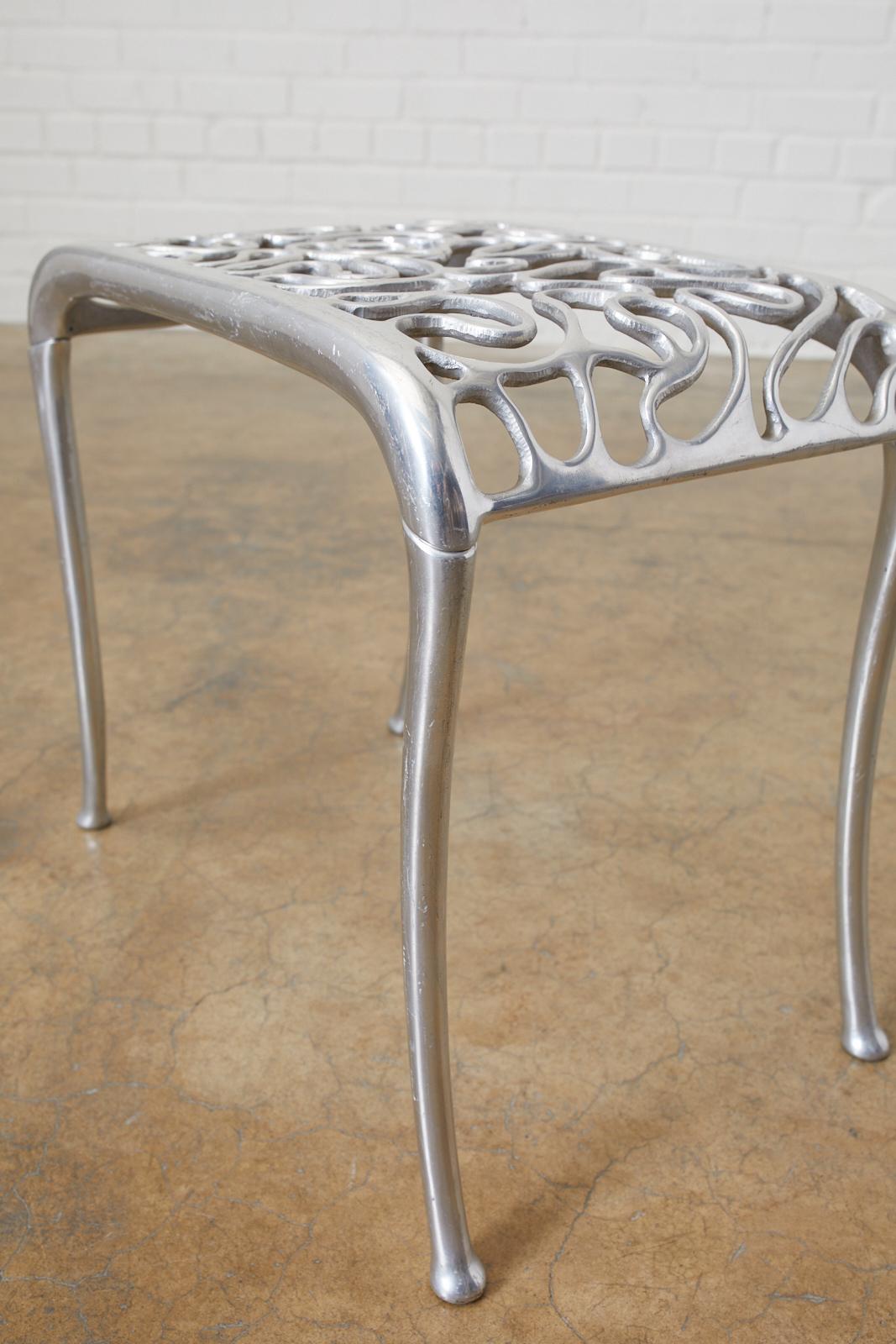 Rondel Design Fußhocker aus Aluminiumguss in Nussbaumholz (20. Jahrhundert) im Angebot