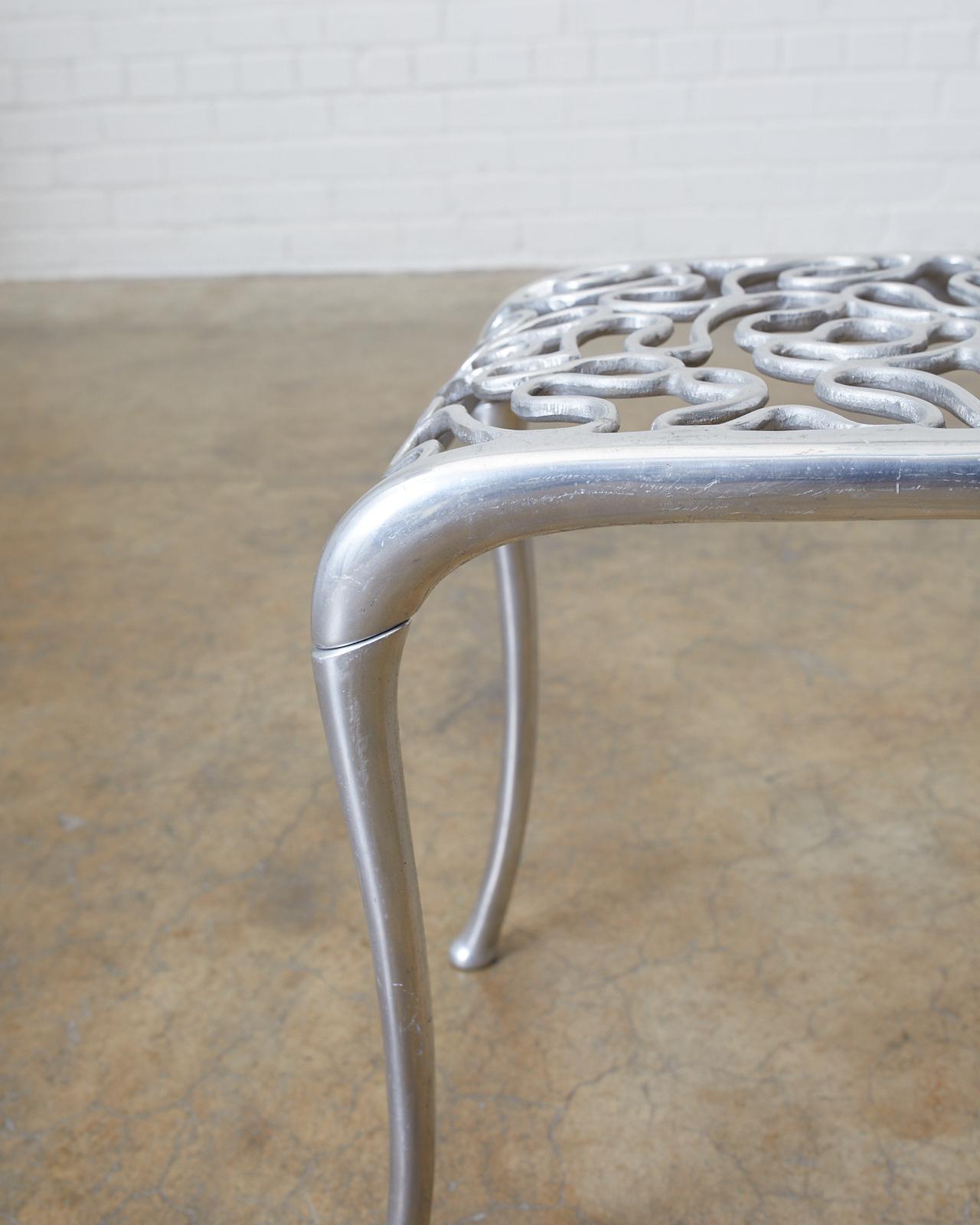 Rondel Design Fußhocker aus Aluminiumguss in Nussbaumholz im Angebot 2