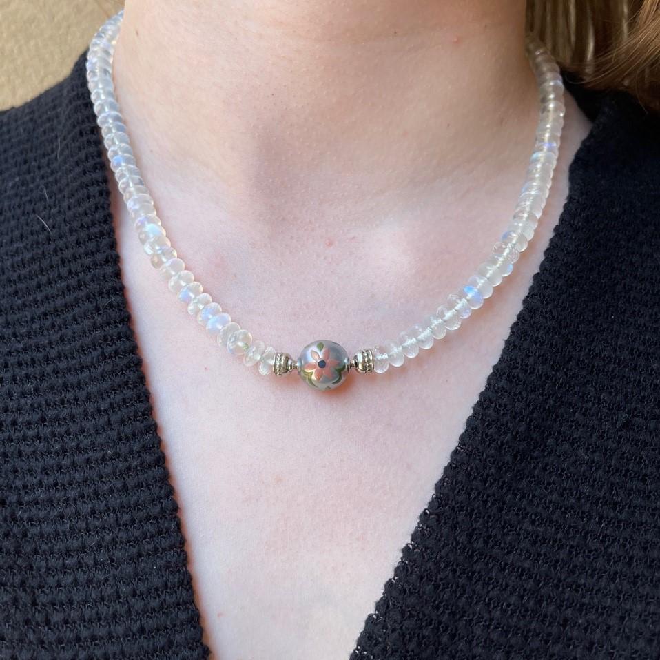 Rondell Mondstein 18k Weißgold Halskette mit einem rosa Blumen Maki-e Perlen Verschluss im Angebot 1