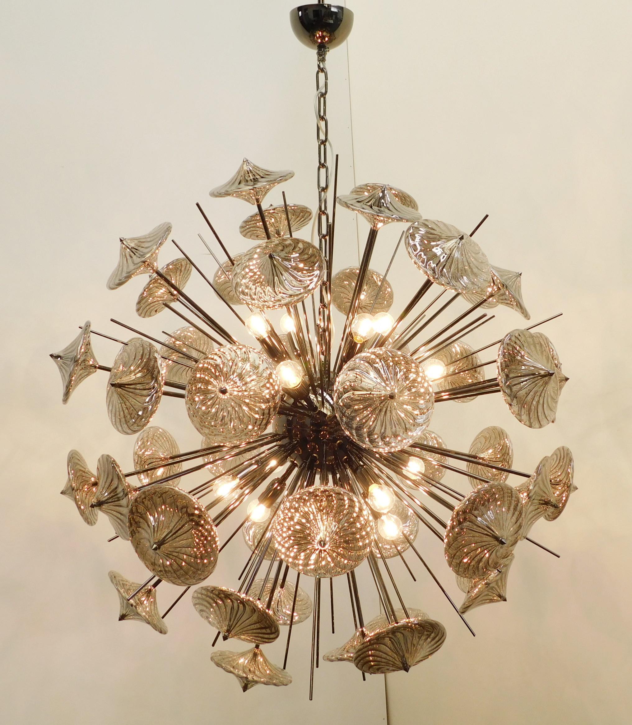 Lampadario Sputnik moderno italiano con bicchieri in Pyrex borosilicato grigio fumo soffiati a mano per produrre un effetto a spirale, montati su una struttura in nichel nero lucido / Disegnato da Fabio Bergomi per Fabio Ltd / Made in Italy
16 luci