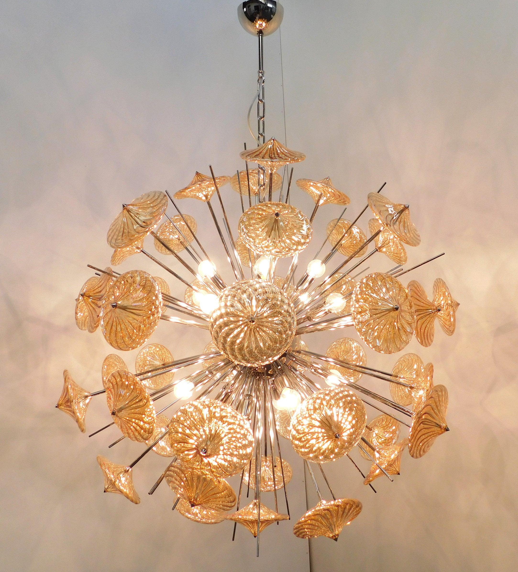Lampadario Sputnik moderno italiano con bicchieri in Pyrex borosilicato ambrato soffiati a mano per produrre un effetto a spirale, montati su una struttura in nichel lucido / Disegnato da Fabio Bergomi per Fabio Ltd / Made in Italy
16 luci / tipo