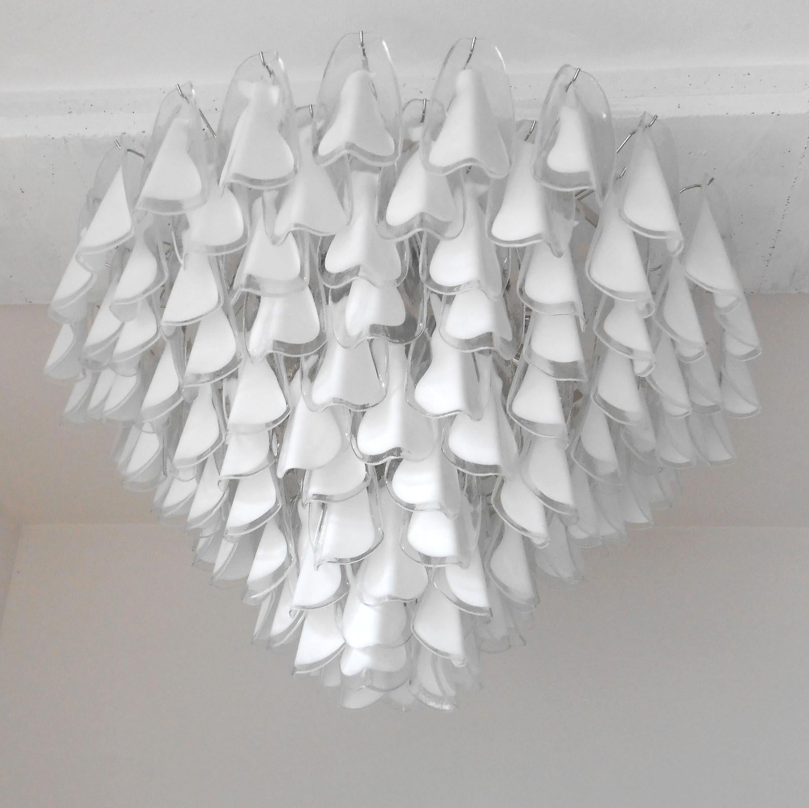 Lampadario italiano con petali in vetro di Murano bianco latte, montati su telai con finitura cromata / Disegnato da Fabio Bergomi per Fabio Ltd, ispirato a Vistosi / Made in Italy 21 luci / Tipo E26 o E27 / max 60W ciascuna Diametro: 47 pollici /