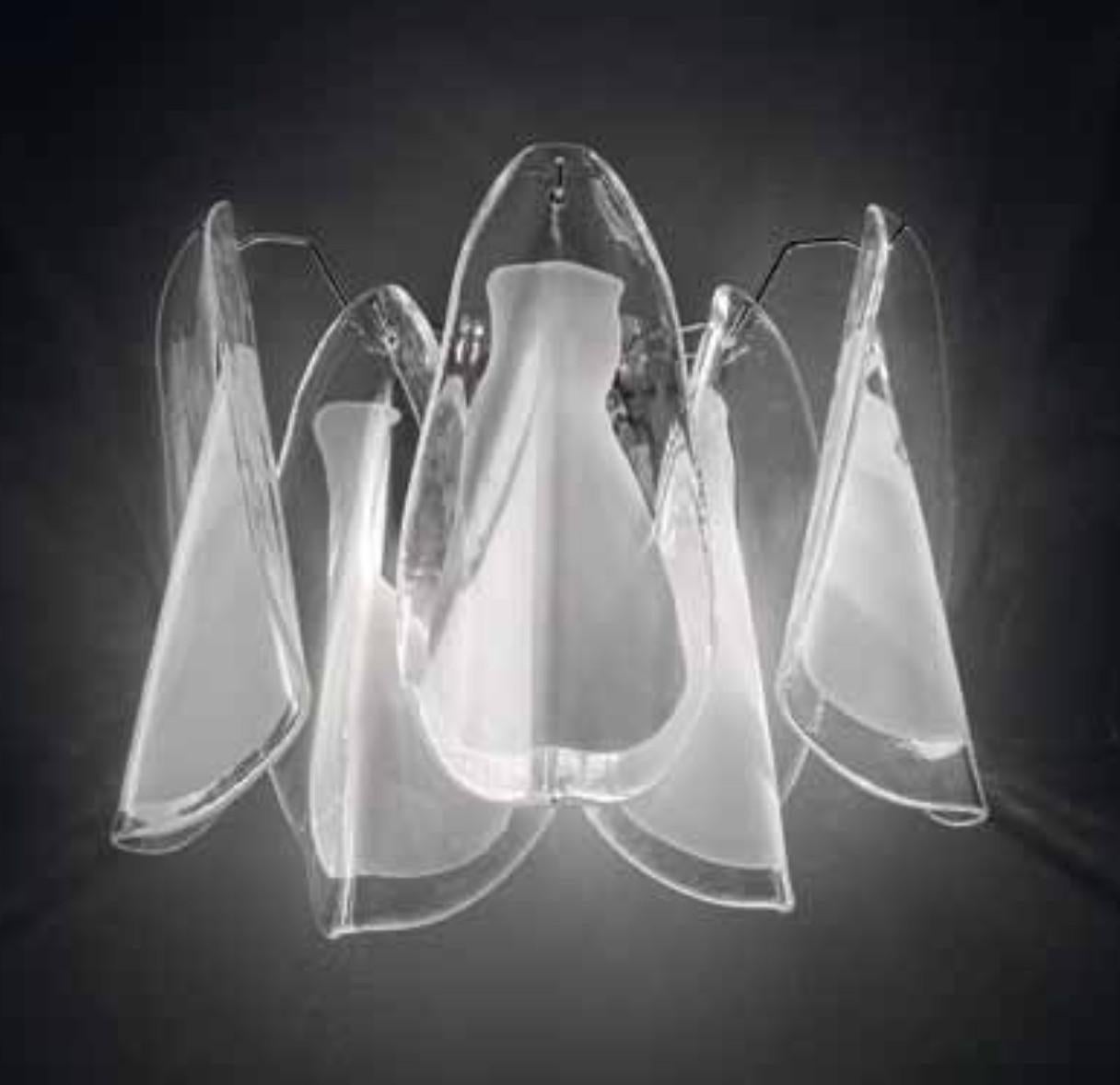 Aplique de pared italiano con pétalos de cristal de Murano blanco lechoso y transparente montado sobre una estructura de metal cromado / inspirado en Mazzega Made in Italy
Medidas: anchura 12 pulgadas, altura 12 pulgadas
2 luces / tipo E12 o E14 /