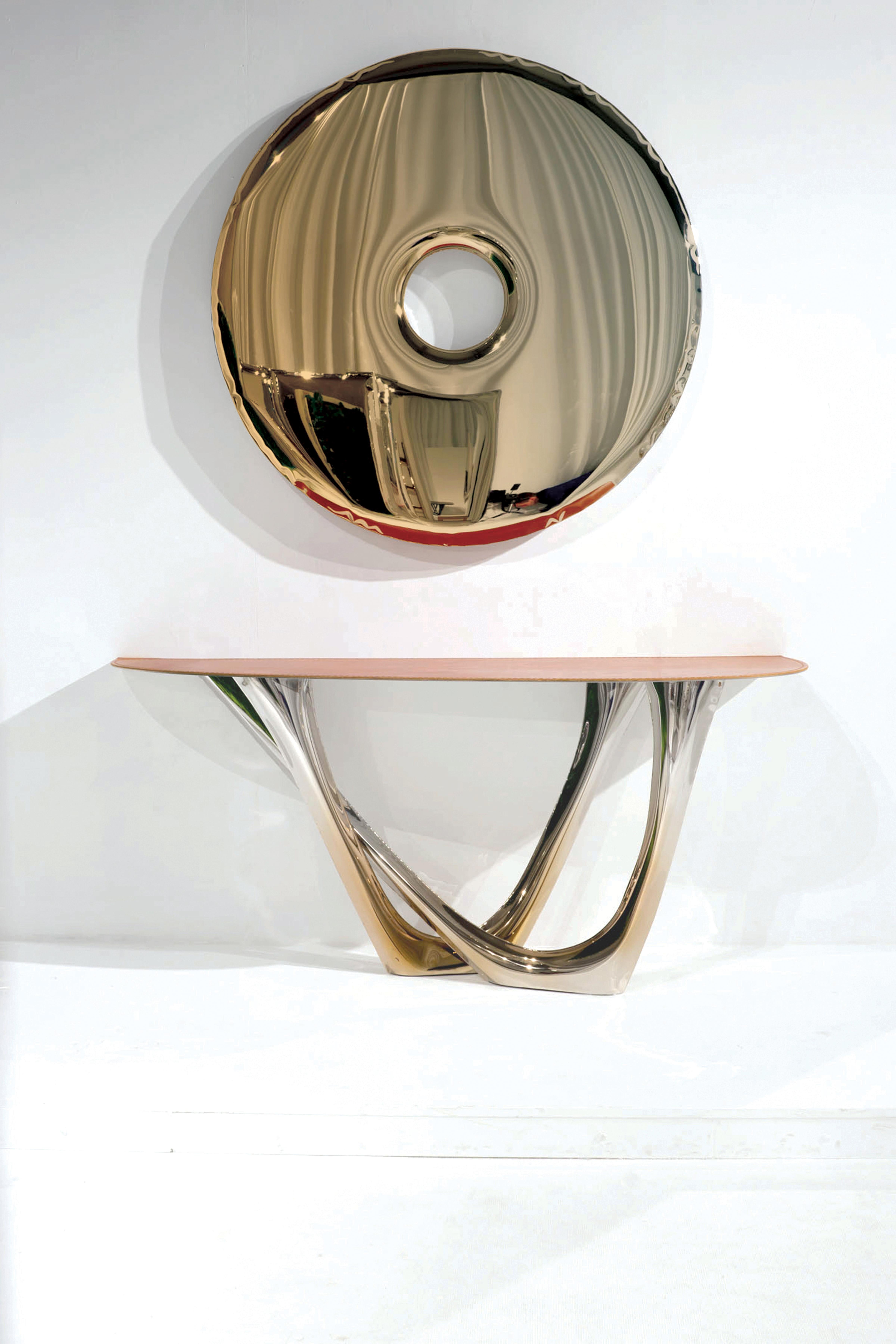 The rondo mirror is made of stainless steel polished to high gloss. Its polished surface is perfectly reflecting the light and other objects placed in the same room or hall. Large scale convexities that appear on the surface of the mirror are