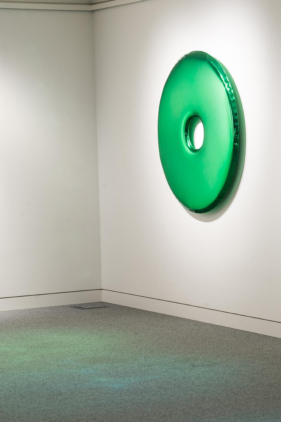 Lo specchio Rondo è realizzato in acciaio inossidabile lucidato a specchio. La sua superficie lucida riflette perfettamente la luce e gli altri oggetti presenti nella stessa stanza o nella sala. Le convessità su larga scala che appaiono sulla