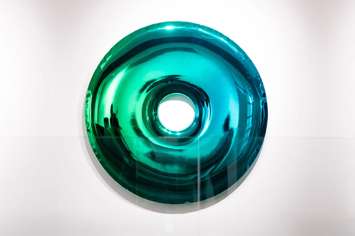 Lo specchio Rondo è realizzato in acciaio inossidabile lucidato a specchio. La sua superficie lucida riflette perfettamente la luce e gli altri oggetti presenti nella stessa stanza o nella sala. Le convessità su larga scala che appaiono sulla