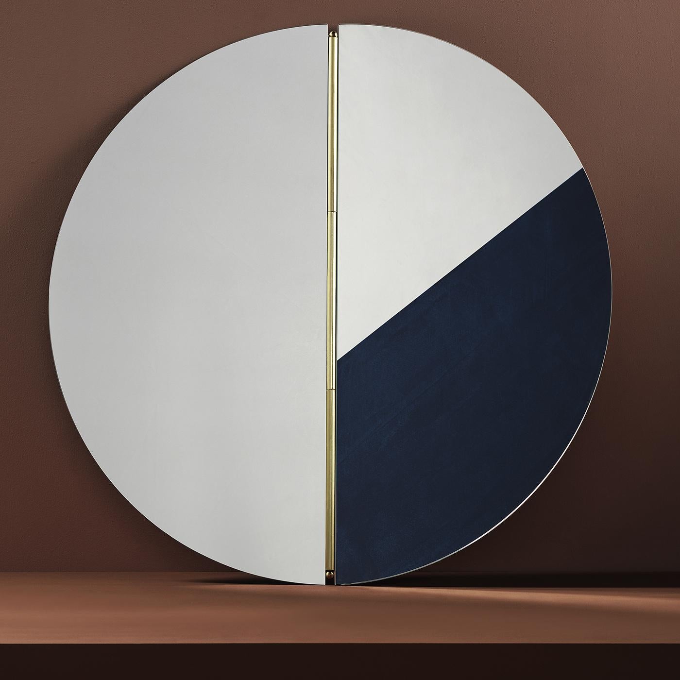 This mirror embodies pure functionality and minimalist design. Versatile and elegant in its simplicity, the round shape is entirely unadorned and divided into two halves: one is fixed while the other is adjustable to create geometric sections.