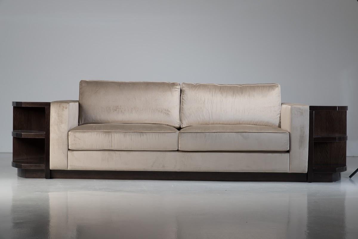 El confort suavemente curvado de la piel de plena flor y el tacto aristocrático de la madera noble definen el nuevo modelo Rondo, elaborado según la pura tradición de la elegancia francesa. Diseñado por Hugues Chevalier, este sofá curvo Rondo