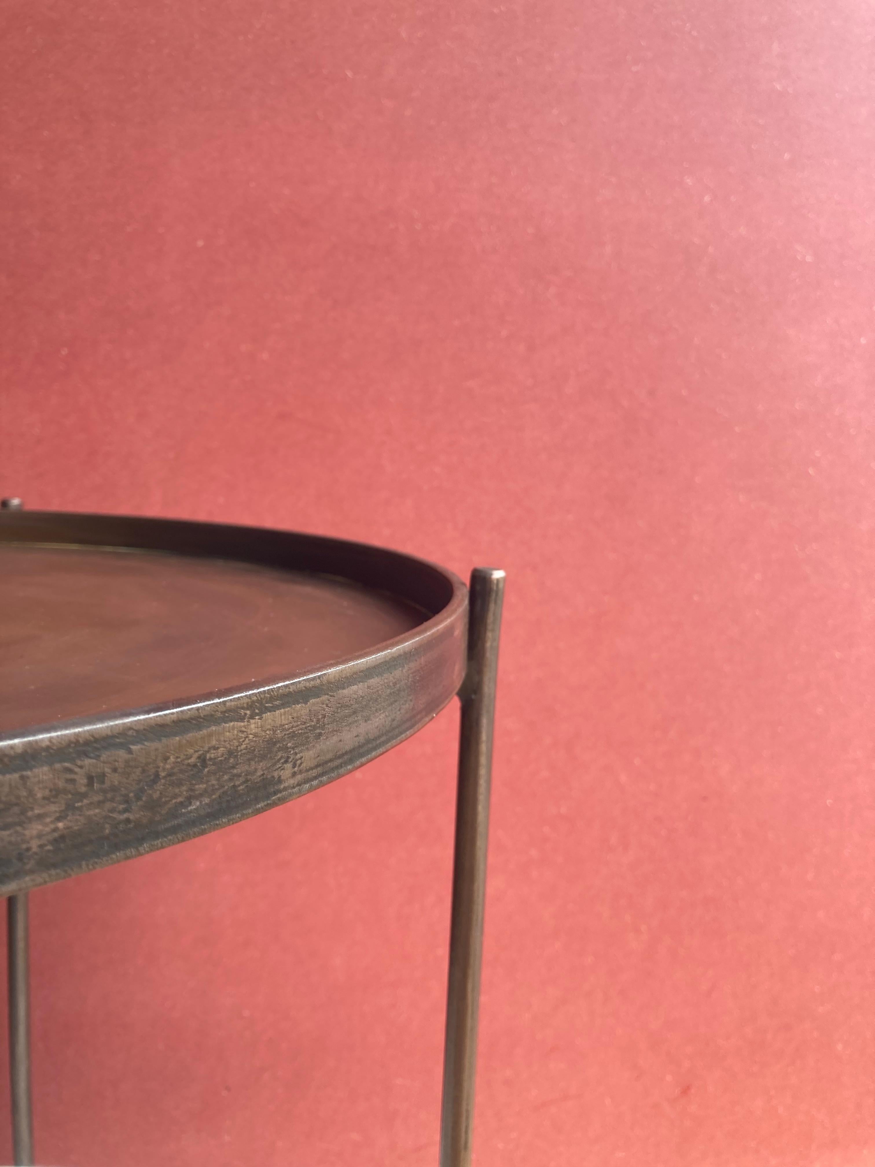 Table Rondo par Vamp - Design sur mesure en Steel Age et Solid Surface

Élevez votre espace avec la table Rondo, un mélange saisissant d'art industriel et de luxe raffiné. Conçue et fabriquée à la main par Vamp, chaque pièce est méticuleusement