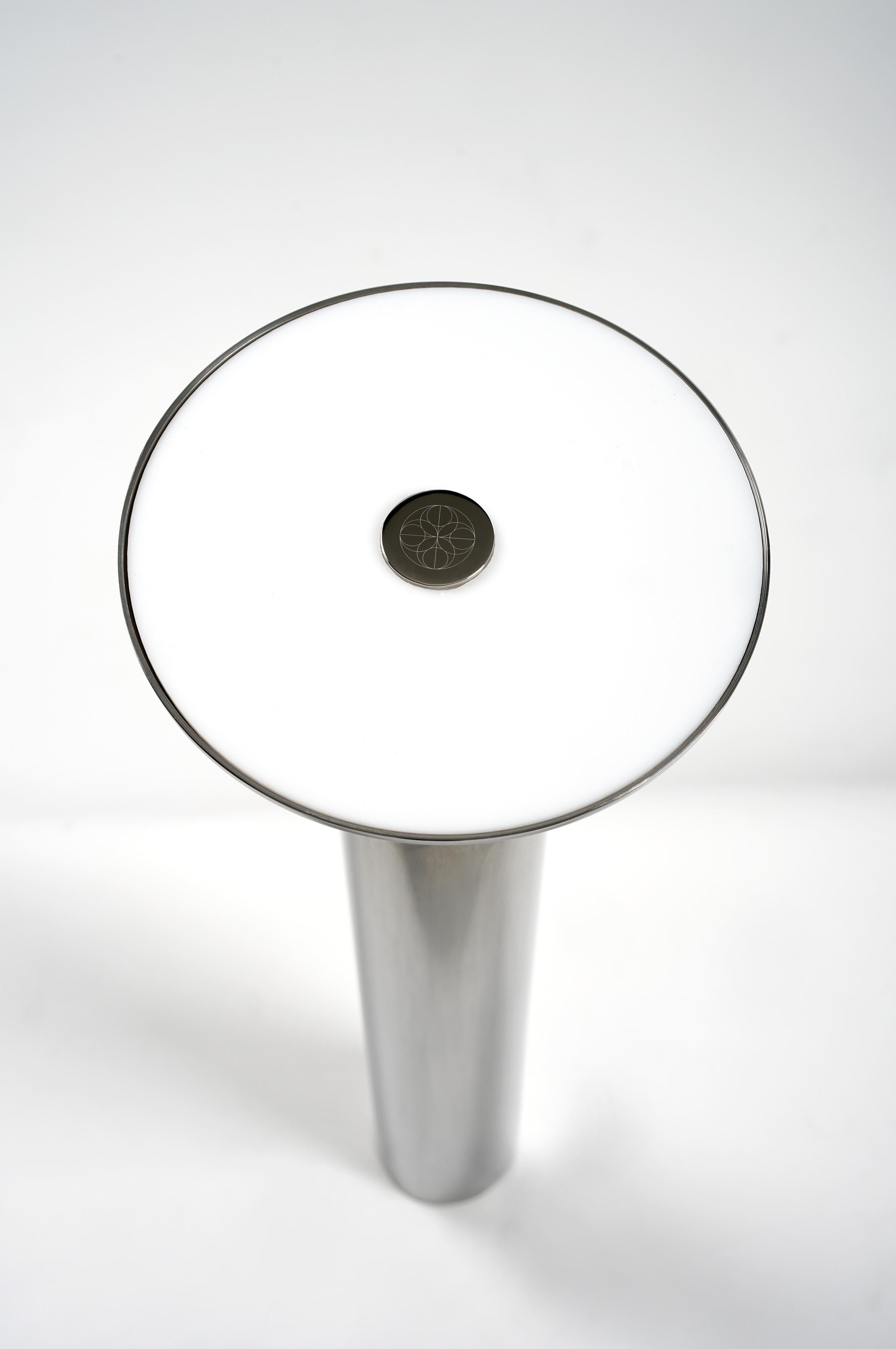 Rone Contemporary LED Sculptural Brass Table Light, Handmade in Sweden (Moderne) im Angebot