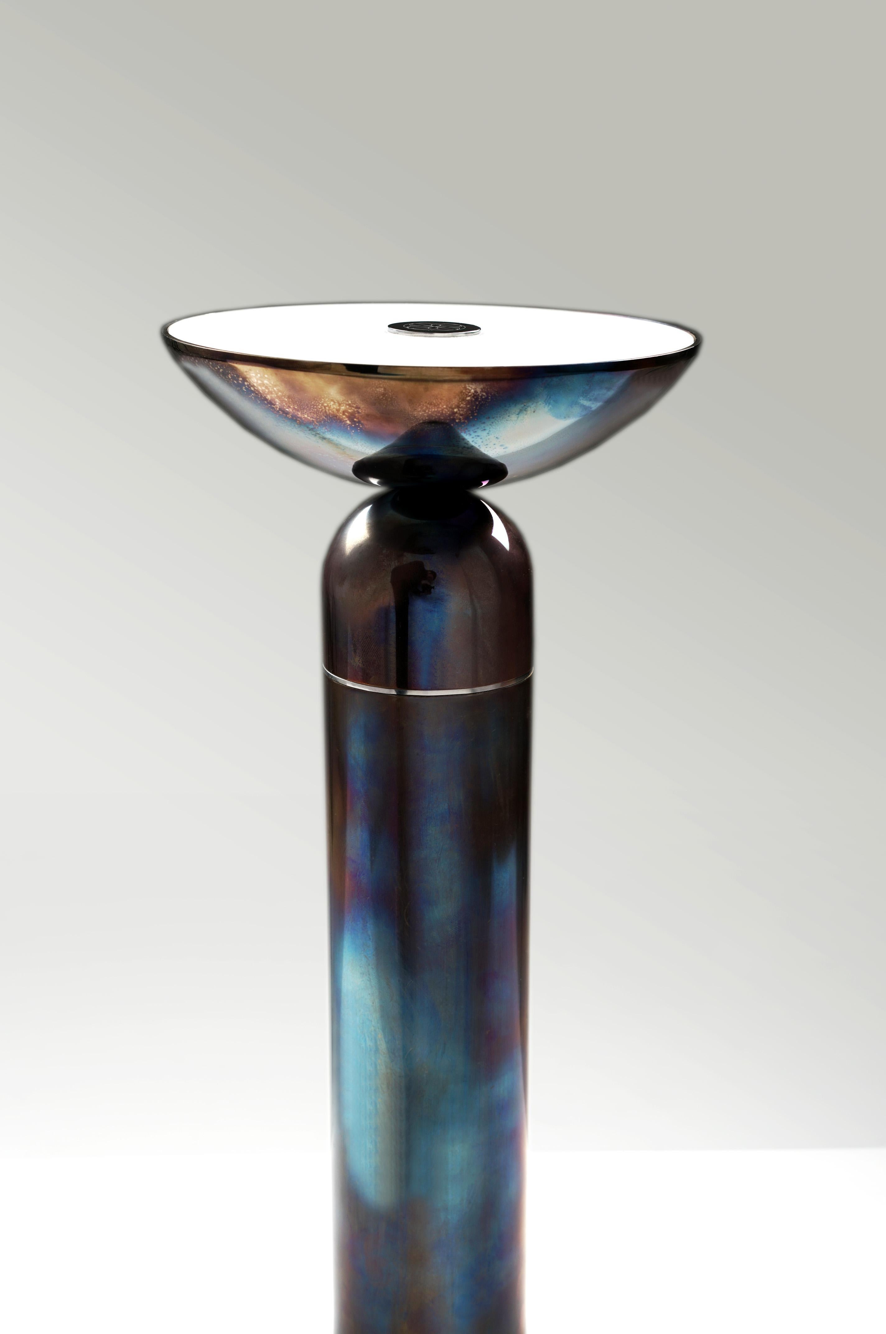 Ottone Lampada da tavolo scultorea in ottone a LED contemporanea Rone, realizzata a mano in Svezia in vendita