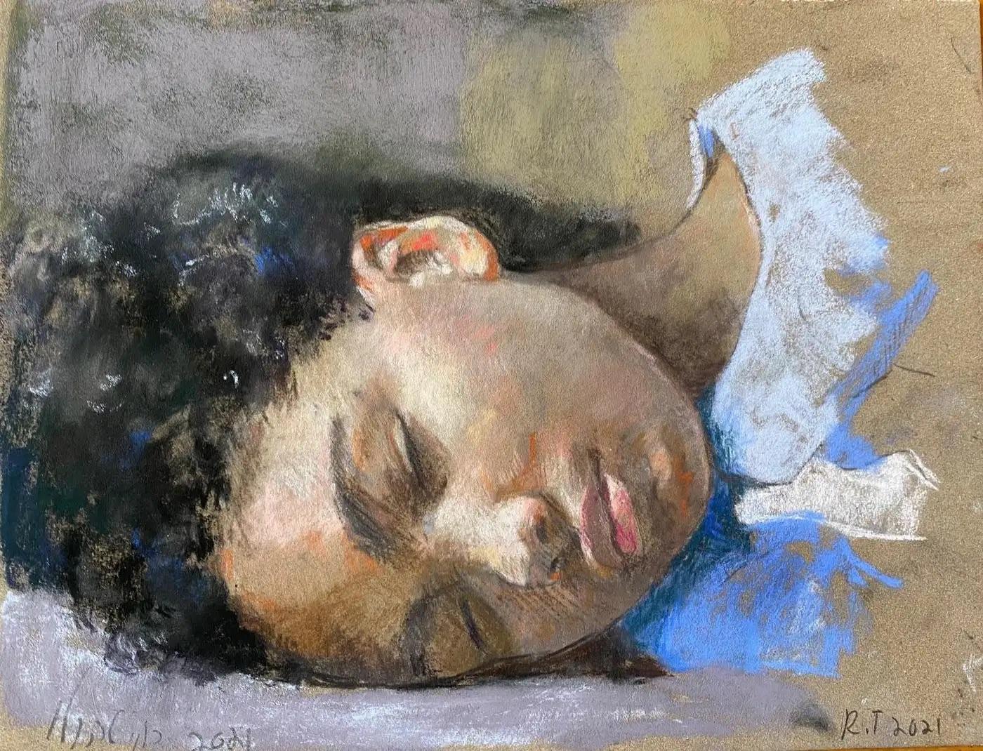 "Lovina Sleeping" de Roni Taharlev est un portrait intime et tendre qui résume la quiétude de son sujet. Ce pastel à l'huile sur papier de 15,5 x 18 pouces est réalisé avec des touches douces et harmonieuses, mettant en valeur le repos paisible de