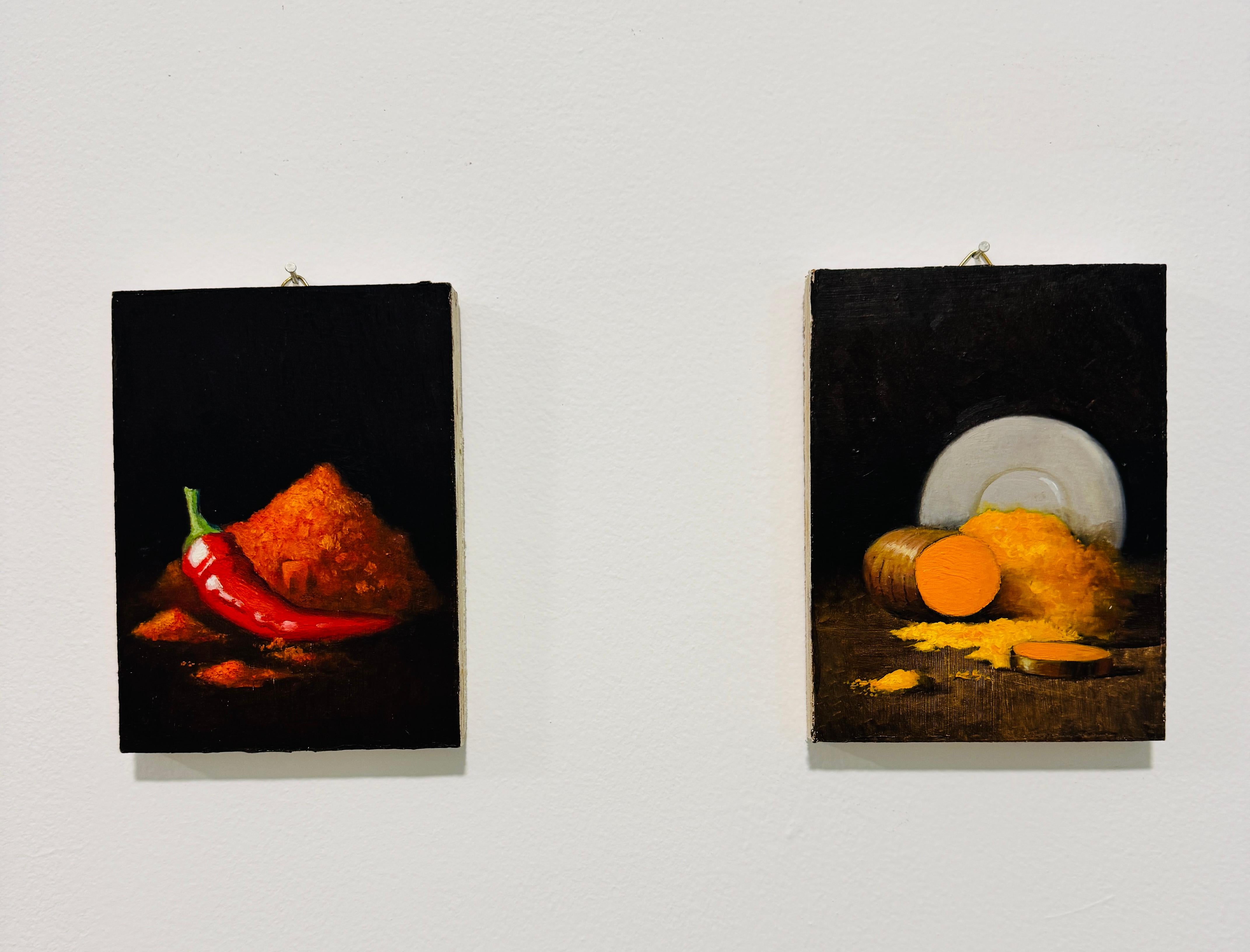 Dittico di peperoncino e curcuma - pittura realistica - Painting di Roni Yoffe