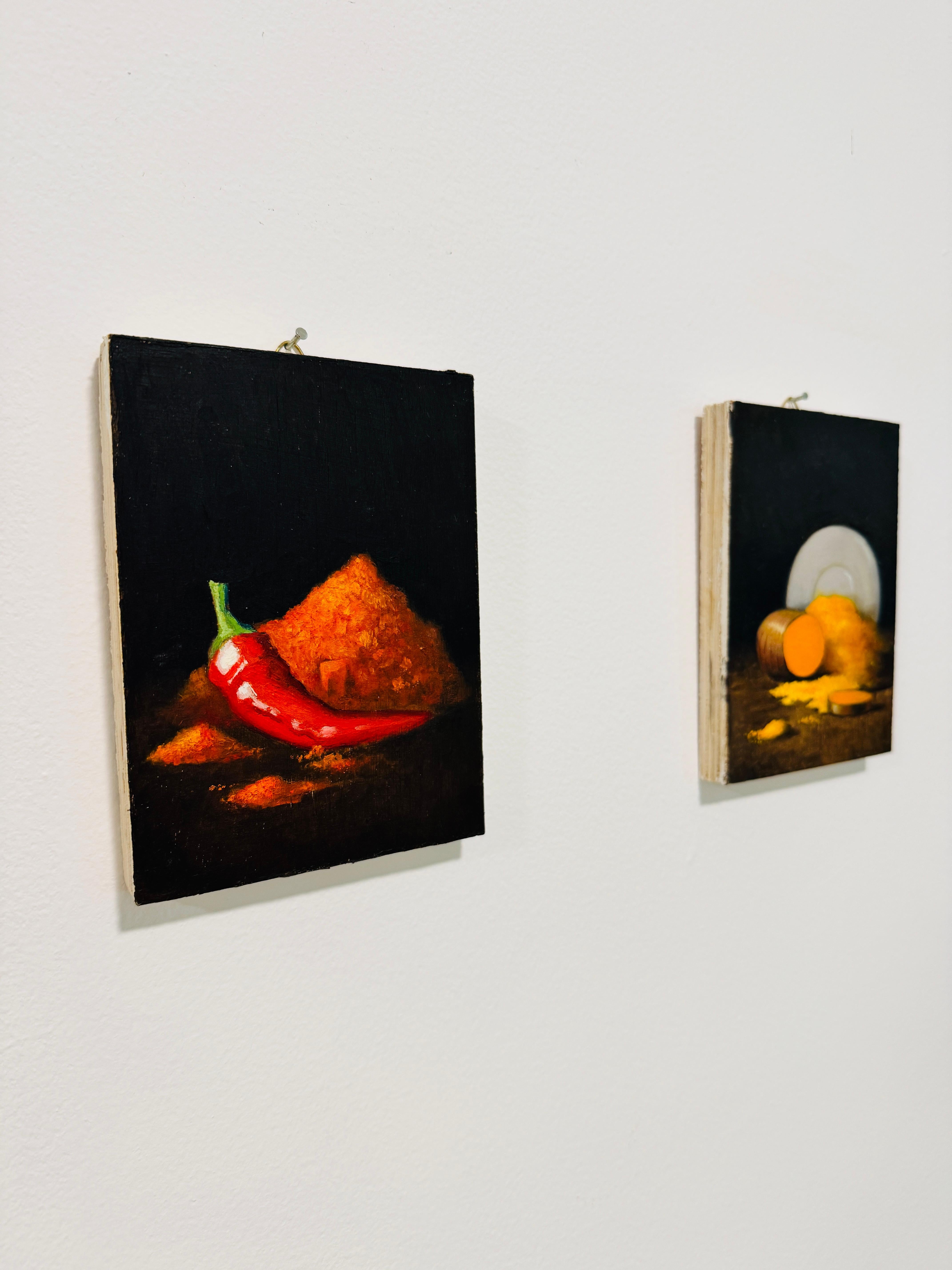 Dittico di peperoncino e curcuma - pittura realistica - Figurative Painting Marrone di Roni Yoffe