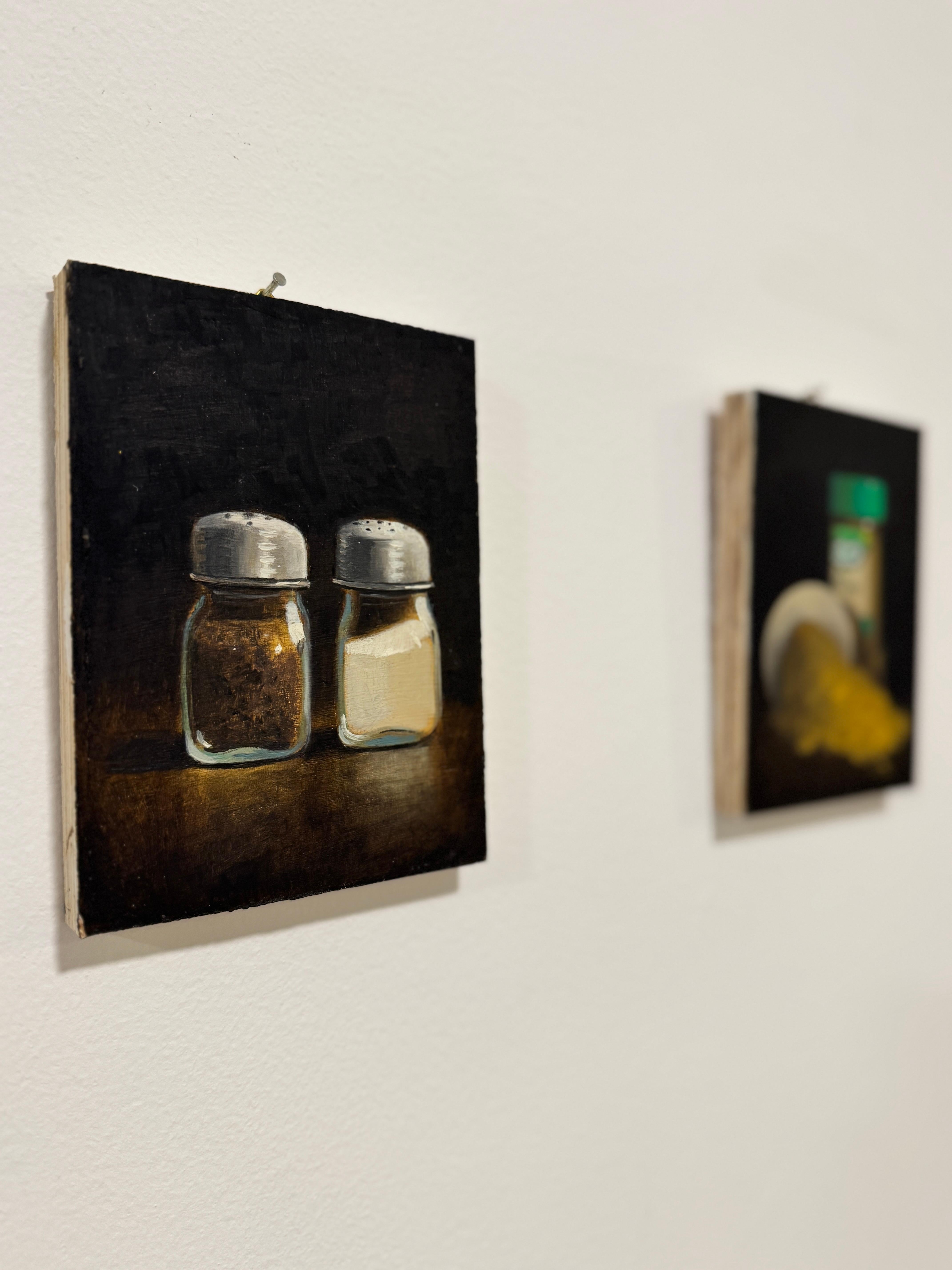 Kreuzkümmel & Salz und Pfeffer Diptychon - realistische Malerei (Braun), Figurative Painting, von Roni Yoffe