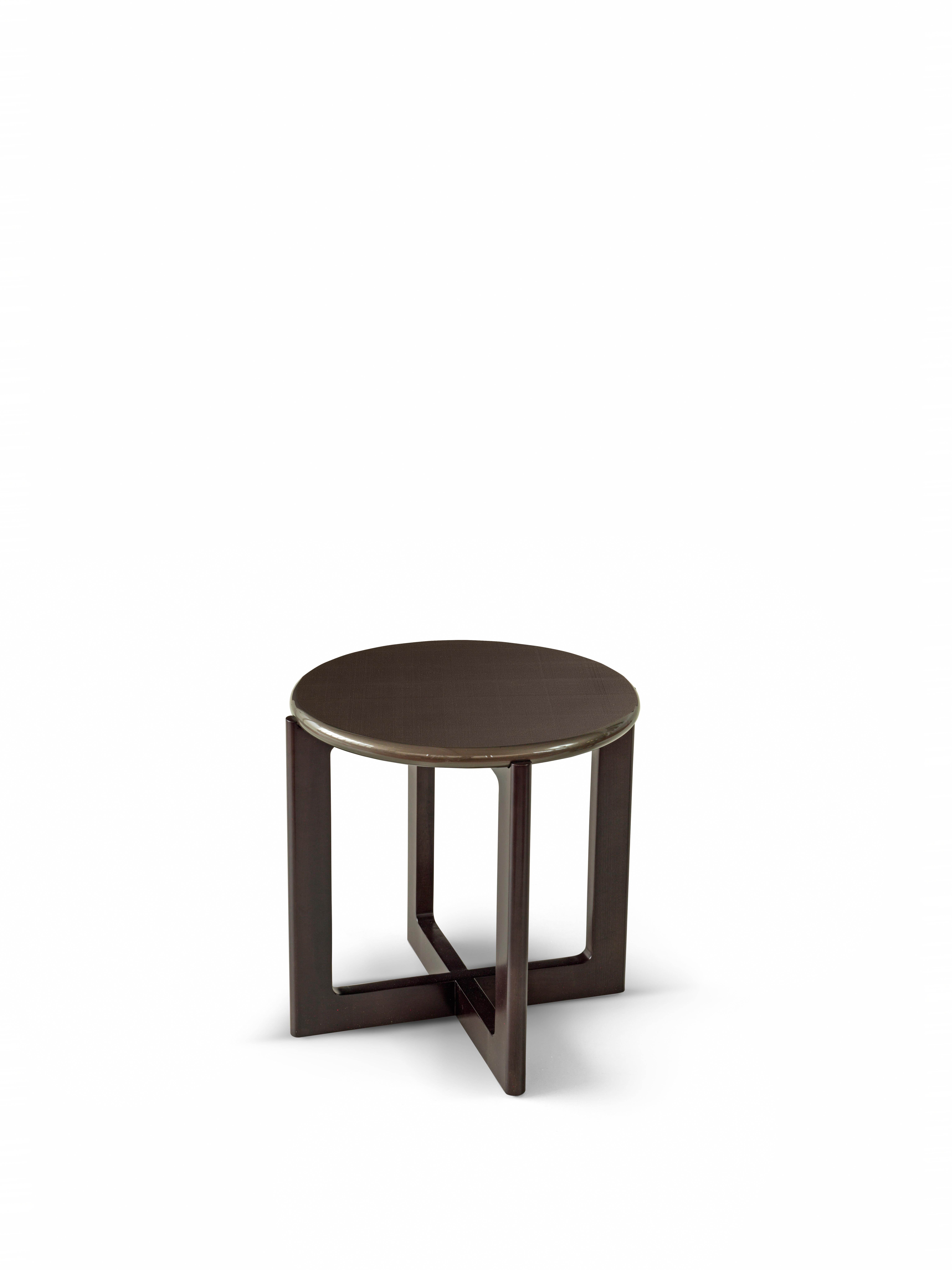 Table d'appoint Ronin 5039 par Redeco
Dimensions : L 53 x P 53 x H 50 cm
Matériaux : Structure en bois massif. Disponible avec un plateau en marbre ou laqué. Base en bois de hêtre foncé finition mate. Plateau en finition Biotite brossée croisée