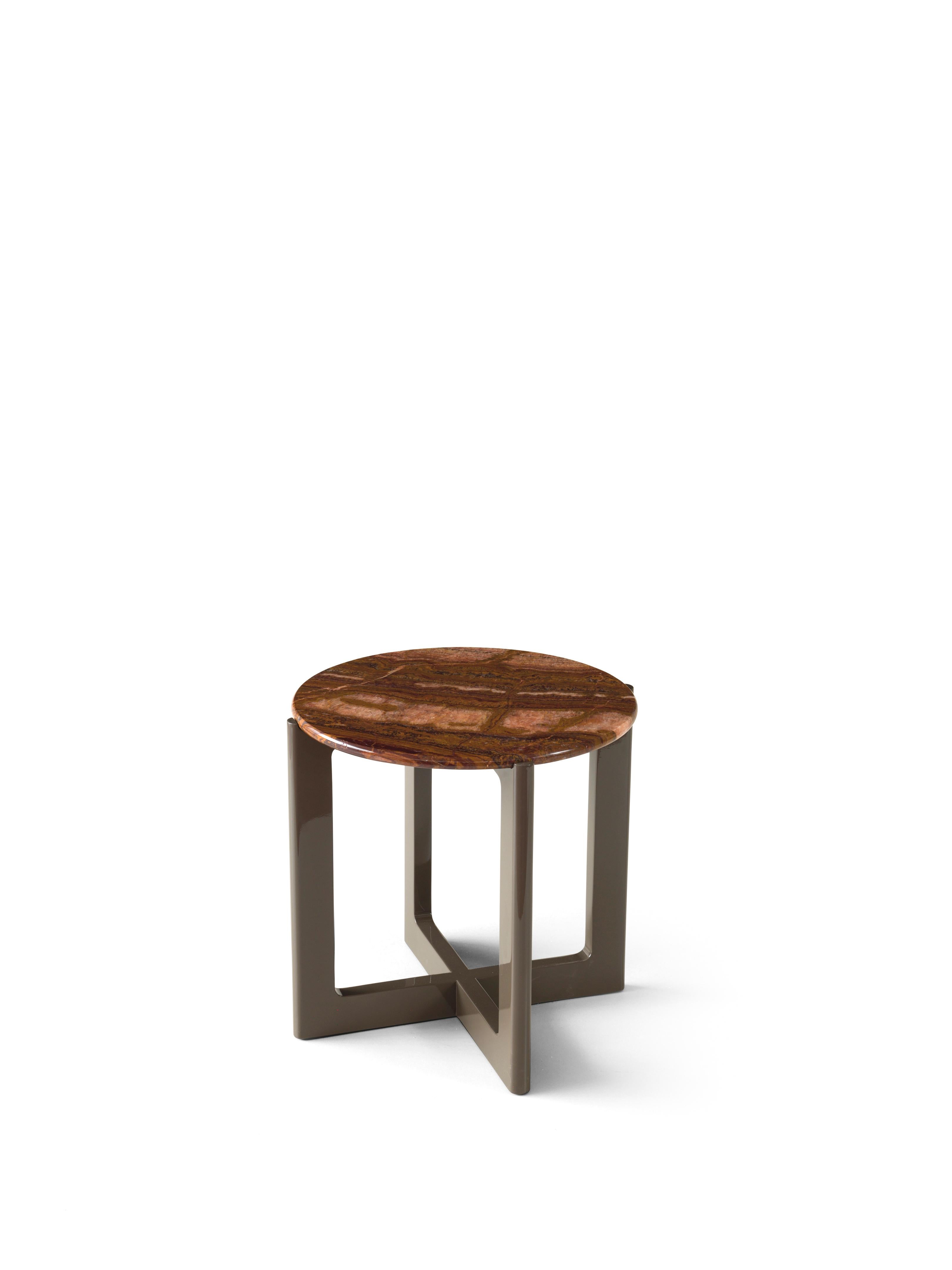 Table d'appoint Ronin 5040 par Redeco
Dimensions : L 53 x P 53 x H 50 cm
Matériaux : Structure en bois massif. Disponible avec un plateau en marbre ou laqué. Base en finition Ebony laquée haute brillance. Plateau en marbre rouge Onix.

ReDéco est